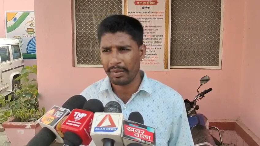 दलौदा ग्राम पंचायत में रिश्वतखोरी का आरोप! लोन के लिए एनओसी देने के बदले ₹5 हजार की मांग, ₹4 हजार में बात तय होने के बाद EOW ने सरपंच दुर्गा कैथवास और सरपंच प्रतिनिधि अनिल कैथवास को रिश्वत लेते रंगे हाथों पकड़ा। शिकायतकर्ता विक्रम सिंह की शिकायत पर कार्रवाई। फरियादी विक्रम सिंह ने जानकारी दी