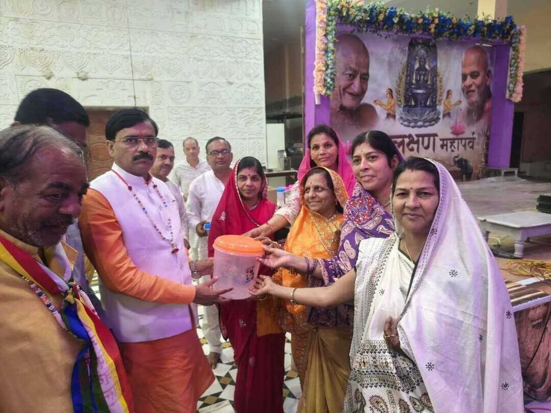 श्री पारसनाथ जैन मंदिर में क्षमावाणी पर्व पर शामिल हुए
राज्यमंत्री धर्मेंद्र सिंह लोधी
===
भगवान महावीर स्वामी की चरण वंदना कर श्रद्धालुओं को दी
उत्तम क्षमा की शुभकामनाएं
===
श्री पारसनाथ दिगंबर जैन मंदिर में रविवार को दशलक्षण महापर्व के समापन अवसर पर क्षमावाणी पर्व श्रद्धा और धार्मिक भावनाओं के साथ मनाया गया। कार्यक्रम में मध्य प्रदेश शासन के संस्कृति, पर्यटन एवं धार्मिक न्यास एवं धर्मस्व राज्यमंत्री (स्वतंत्र प्रभार) धर्मेंद्र सिंह लोधी शामिल हुए। उन्होंने भगवान पारसनाथ की चरण वंदना कर आशीर्वाद प्राप्त किया।