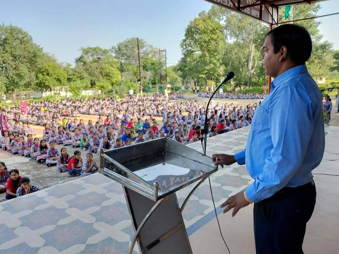 पी.एम श्री केंद्रीय विद्यालय दमोह में रेबीज़ जागरूकता शिविर आयोजित
===
विद्यार्थियों से संवाद कर बताए रेबीज़ से बचाव के उपाय
===
विश्व रेबीज़ दिवस के उपलक्ष्य में आज 28 सितम्बर को पीएम श्री केंद्रीय विद्यालय, दमोह में पशुपालन एवं डेयरी विभाग की ओर से रेबीज़ जागरूकता शिविर आयोजित किया गया। कार्यक्रम कलेक्टर प्रताप नारायण यादव के मार्गदर्शन में हुआ। शिविर में डॉ. महेंद्र पटेल, डॉ. गोविंद प्रसाद चौधरी एवं डॉ. आकाश सुमन ने विद्यार्थियों से संवाद करते हुए रेबीज़ के संक्रमण, लक्षण, बचाव एवं प्राथमिक उपचार की जानकारी दी।
उन्होंने बताया कुत्ते , बिल्ली या अन्य संदिग्ध पशु के काटने अथवा खरोंचने पर घाव को तत्काल साबुन एवं बहते पानी से कम से कम 15 मिनट तक धोकर, बिना देरी किए चिकित्सकीय सहायता लेनी चाहिए। विद्यार्थियों को पालतू पशुओं का समय पर रेबीज़ टीकाकरण कराने तथा आवारा एवं अनजान पशुओं को न छेड़ने के लिए जागरूक किया गया।
साथ ही 29 सितंबर को जिला पशु चिकित्सालय, प्रोफेसर कॉलोनी, दमोह में आयोजित होने वाले निशुल्क रेबीज़ टीकाकरण शिविर की जानकारी देते हुए विद्यार्थियों से अपने आसपास के पशुपालकों को भी जागरूक करने की अपील की गई। शिविर के दौरान विद्यार्थियों ने रेबीज़ से संबंधित विभिन्न प्रश्न पूछे, जिनका चिकित्सकों द्वारा सरल एवं वैज्ञानिक तरीके से समाधान किया गया।