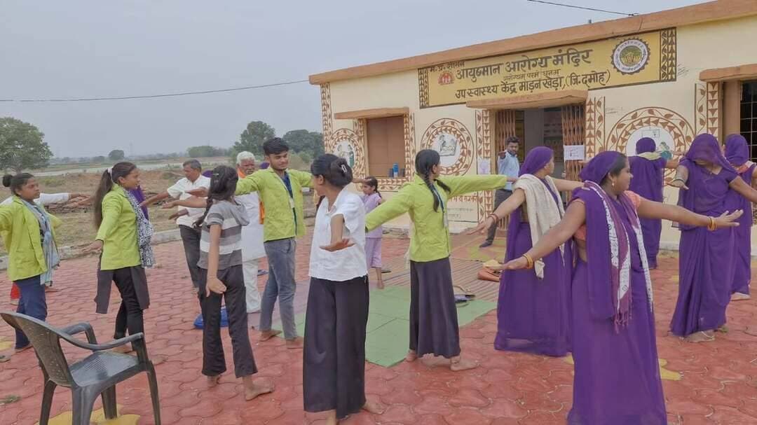 बदलाव की कहानी
==
जोखिम की पहले पहचान, समय पर उपचार-आयुष्मान आरोग्य मंदिरों से बदली तस्वीर
==
प्रधानमंत्री की परिकल्पना के अनुरूप गांव के करीब पहुंची व्यापक स्वास्थ्य सेवाएं
===
प्रधानमंत्री श्री नरेंद्र मोदी जी की परिकल्पना के अनुरूप स्वास्थ्य सेवाओं को लोगों के करीब लाने और बीमारी के उपचार के साथ उसकी रोकथाम एवं समय पर पहचान पर जोर देने की दिशा में आयुष्मान आरोग्य मंदिर ग्रामीण स्वास्थ्य व्यवस्था में बदलाव का माध्यम बने हैं। आयुष्मान भारत के तहत प्राथमिक स्वास्थ्य केन्द्रों एवं उप स्वास्थ्य केंद्रों को विकसित कर आयुष्मान आरोग्य मंदिर का स्वरूप दिया गया, जिससे गांव के नजदीक व्यापक प्राथमिक स्वास्थ्य सेवाओं की पहुंच मजबूत हुई है।
समाज में बदलती जीवनशैली के साथ ब्लड प्रेशर और डायबिटीज जैसी गैर-संचारी बीमारियों का जोखिम बढ़ रहा है। अब केवल मरीज के स्वास्थ्य केंद्र तक पहुंचने का इंतजार नहीं, बल्कि जोखिम वाले व्यक्ति तक पहुंचकर बीमारी की पहले ही पहचान पर खास ध्यान रखा जा रहा है। समुदाय आधारित स्वास्थ्य मूल्यांकन प्रपत्र के माध्यम से जीवनशैली एवं स्वास्थ्य संबंधी जानकारी लेकर जोखिम का आ ऑकलन किया जाता है। दमोह में अब तक 5 लाख 31 हजार से अधिक लोगों की ब्लड प्रेशर जांच में लगभग 21 प्रतिशत में समस्या, जबकि डायबिटीज जांच में लगभग 8 प्रतिशत लोगों में शुरुआती संकेत मिले हैं।
स्वास्थ्य सेवाओं का दायरा अब ब्लड प्रेशर और डायबिटीज तक सीमित नहीं है। कैंसर, फैटी लिवर सहित अन्य गैर-संचारी रोगों के जोखिम की पहचान, आवश्यक जांच, उपचार, परामर्श और फॉलोअप को भी प्राथमिक स्वास्थ्य सेवाओं से जोड़ा गया है। बीमारी गंभीर होने के बाद उपचार के बजाय उसके जोखिम और शुरुआती संकेतों पर पहले से ध्यान दिया जा रहा है।
दमोह जिले में 179 उप-स्वास्थ्य केन्द्र एवं 23 प्राथमिक स्वास्थ्य केन्द्र आयुष्मान आरोग्य मंदिर उन्नत एवं एकरूप स्वरूप में विकसित किए गए है। उपस्वास्थ्य केन्द्र स्तरीय आयुष्मान आरोग्य मंदिर में प्रशिक्षित कम्युनिटी हेल्थ ऑफिसर के माध्यम से मातृ एवं प्रजनन स्वास्थ्य, नवजात-शिशु स्वास्थ्य, परिवार नियोजन, संचारी एवं गैर-संचारी रोग, टीबी-कुष्ठ, नेत्र-ईएनटी, मौखिक एवं मानसिक स्वास्थ्य, वृद्ध एवं पेलिएटिव केयर तथा आपातकालीन सेवाओं सहित 12 प्रकार की व्यापक प्राथमिक स्वास्थ्य सेवाएं उपलब्ध हैं। टेलीमेडिसिन के माध्यम से चिकित्सकों एवं विशेषज्ञों से परामर्श एवं जीवन रक्षक औषधियाँ भी जरूरत अनुसार उपलब्ध करायी जाती हैं।
आयुष्मान आरोग्य मंदिर इसी बदलाव की तस्वीर है जहां बीमारी बढ़ने का इंतजार नहीं बल्कि जोखिम को पहले पहचान कर लोगों को स्वस्थ जीवन की दिशा में समय रहते आगे बढ़ने का अवसर मिल रहा है ।