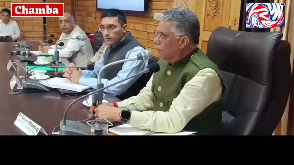 सड़क सुरक्षा को लेकर सांसद डॉ. राजीव भारद्वाज ने अधिकारियों को दिए आवश्यक दिशा-निर्देश
सड़क दुर्घटनाओं की रोकथाम, ब्लैक स्पॉट्स और यातायात व्यवस्था को लेकर हुआ मंथन
चंबा 28 सितम्बर
जिला मुख्यालय चंबा स्थित बचत भवन में सोमवार को सड़क सुरक्षा समिति की बैठक आयोजित की गई। बैठक की अध्यक्षता कांगड़ा-चंबा लोकसभा क्षेत्र के सांसद डॉ. राजीव भारद्वाज ने की। बैठक में विभिन्न विभागों के अधिकारियों ने भाग लिया और जिले में सड़क सुरक्षा से जुड़े विभिन्न महत्वपूर्ण मुद्दों पर विस्तार से चर्चा की गई।
बैठक के दौरान जिले में सड़क दुर्घटनाओं की रोकथाम, यातायात व्यवस्था को बेहतर बनाने, ब्लैक स्पॉट्स की पहचान, सड़क संकेतकों की स्थापना तथा लोगों को यातायात नियमों के प्रति जागरूक करने जैसे विषयों पर विचार-विमर्श किया गया।
सांसद डॉ. राजीव भारद्वाज ने संबंधित विभागों के अधिकारियों को सड़क सुरक्षा को लेकर प्रभावी कदम उठाने तथा आपसी समन्वय के साथ कार्य करने के निर्देश दिए। उन्होंने कहा कि सड़क दुर्घटनाओं में कमी लाने के लिए सभी संबंधित विभागों की जिम्मेदारी महत्वपूर्ण है।
उन्होंने कहा कि सड़क सुरक्षा केवल सरकारी विभागों की जिम्मेदारी नहीं है, बल्कि इसमें आम लोगों की भागीदारी भी आवश्यक है। जनसहभागिता के माध्यम से ही यातायात नियमों के प्रति व्यापक जागरूकता पैदा की जा सकती है।
बैठक में विभिन्न विभागों के अधिकारियों ने अपने-अपने विभागों की ओर से सड़क सुरक्षा को लेकर किए जा रहे कार्यों तथा भविष्य की योजनाओं की जानकारी सांसद के समक्ष प्रस्तुत की।
बैठक में लोक निर्माण विभाग, पुलिस विभाग, परिवहन विभाग सहित अन्य संबंधित विभागों के अधिकारी उपस्थित रहे।
बाइट: डॉ. राजीव भारद्वाज, सांसद, कांगड़ा-चंबा लोकसभा क्षेत्र
#PangiLiveNews #ChambaNews #RajeevBhardwaj #RoadSafety #RoadSafetyCommittee #TrafficSafety #Chamba