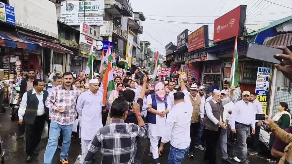 चंदा चोर कहां मिलेंगे, भाजपा के दफ्तर में
👉 इस नारे के साथ चम्बा में निकली आक्रोश रैली - Pangi Live News