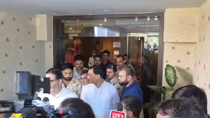 *PK ने जन सुराज के MLC उम्मीदवार अनुज सिंह पर लगे आरोपों पर बोले - FIR या कोर्ट से मामला सामने आया तो पार्टी उचित कार्रवाई करेगी, MLC-MLA चुनाव के लिए जन सुराज सिद्धांतों से समझौता नहीं करेगा*
*PK ने चिराग पासवान के अपराध पर दिए बयान पर सरकार को घेरा, बोले- बिहार के मतदाताओं को समझना चाहिए कि उनके वोट से अनपढ़-अपराधी व्यक्ति CM बना है, जैसे बांकीपुर में वोट देकर भाजपा सरकार पर लगाम लगाई, वैसे ही पढ़े-लिखे स्नातक-शिक्षक साथी सम्राट चौधरी के नेतृत्व वाले NDA को वोट न दें, RJD और जंगलराज वालों को वोट देने का सवाल ही नहीं*
*PK ने चुनाव आयोग पर दिया बड़ा बयान- जन सुराज 2021 से चुनाव आयोग की कार्यप्रणाली पर सवाल उठाता आया है, चाहे वोटर लिस्ट, चुनाव की तारीख, आचार संहिता या चुनाव के दौरान पैसे बांटने का मामला, हर विषय में आयोग का फैसला सत्तारूढ़ दल के पक्ष में रहता है*