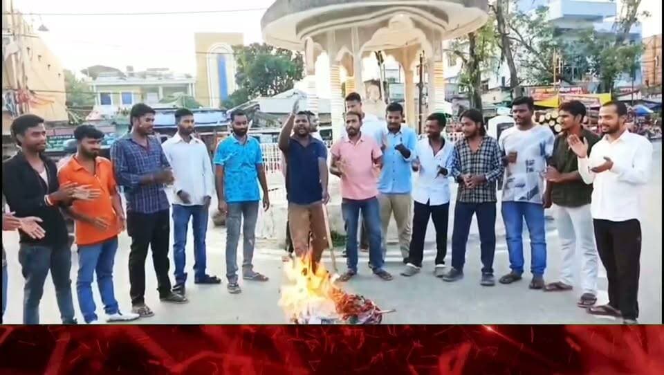 SIR के विरोध में युवा कांग्रेस का प्रदर्शन, मुख्य चुनाव आयुक्त का पुतला फूंका