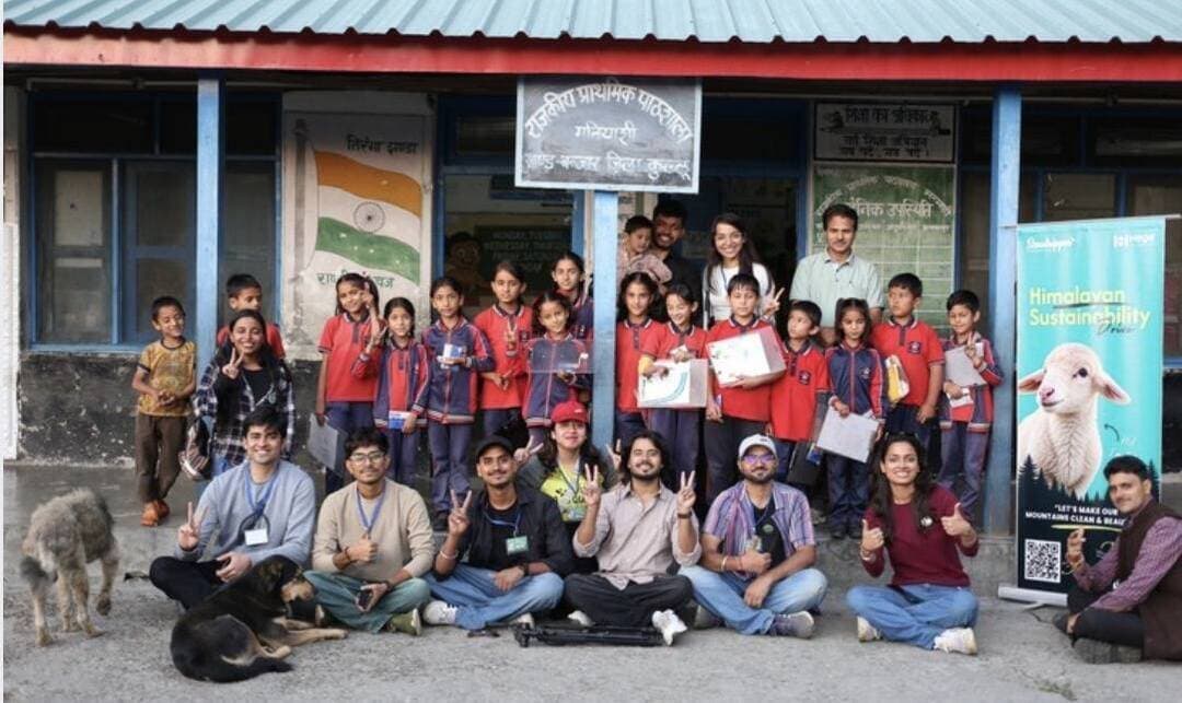 गांवों को पैसों से नहीं, हुनर और समय से ‘एडॉप्ट’ कर रहे युवा
मनयाशी, देवरी और सराहन में बच्चों और ग्रामीणों के साथ पर्यावरण संरक्षण व वेस्ट मैनेजमेंट पर संवाद
Kullu Times
जिस पीढ़ी को अक्सर अपनी शॉपिंग, नए ट्रैवल ट्रेंड्स और सोशल मीडिया के प्रभाव से जोड़कर देखा जाता है, उन्हींयुवाओं का एक समूह हिमालय में एक अलग ही ट्रेंड शुरू करने का प्रयास कर रहा है। यह युवा गांवों को पैसों से नहीं, बल्कि अपनी सोच, समय, हुनर और काम करने की क्षमता से एडॉप्ट (अपनाने) की पहल कर रहे हैं। यहां ‘गांव को अपनाने’ का अर्थ आर्थिक जिम्मेदारी लेना नहीं, बल्कि उस जगह के साथ एक ऐसा रिश्ता बनाना है जिसमें युवा अपनी क्षमता के अनुसार लगातार योगदान दे सकें।
चंडीगढ़ के निखिल शर्मा की अगुवाई में शुरू हुई यह पहल देश के अलग-अलग हिस्सों से युवाओं को हिमालयी समुदायों से जोड़ रही है। इसका उद्देश्य सिर्फ पहाड़ों की सैर करना नहीं, बल्कि वहां के लोगों के बीच जाकर उनकी चुनौतियों को समझना और अपनी क्षमताओं के जरिए पर्यावरण एवं समुदाय से जुड़े प्रयासों में योगदान देना है। इसी कड़ी में गत सप्ताह सैंज वैली के मनयाशी, देवरी और सराहन गांवों में युवाओं ने स्कूली विद्यार्थियों और ग्रामीणों के साथ मिलकर पर्यावरण संरक्षण और जिम्मेदार पर्यटन को लेकर पहल की।
यह प्रयास इस बदलती सोच की झलक भी देता है कि आज का युवा यात्रा को किस नजर से देख रहा है। पहाड़ अब केवल घूमने, तस्वीरें खिंचवाने और सोशल मीडिया पर पोस्ट करने की जगह नहीं रह गए हैं। युवाओं का एक वर्ग उन जगहों और वहां रहने वाले लोगों के साथ एक गहरा और सार्थक रिश्ता बनाने की कोशिश कर रहा है।
निखिल के अनुसार वे चाहते हैं कि युवा हिमालय को एक अलग नजर से देखें। कोई गांव सिर्फ ऐसी जगह नहीं होना चाहिए, जहां आप कुछ दिन रुकें और फिर आगे बढ़ जाएं। अगर आपके पास ज्ञान, कोई हुनर, नए विचार या कुछ करने की इच्छा है, तो आप उस समुदाय के लिए कुछ सार्थक कर सकते हैं।
सैंज वैली के स्कूलों में युवाओं ने विद्यार्थियों के साथ प्लास्टिक कचरे, उसके पर्यावरण पर असर और कचरे के रिस्पॉन्सिबल डिस्पोजल को लेकर संवाद किया। खेलों और इंटरैक्टिव गतिविधियों के जरिए बच्चों को पर्यावरण संरक्षण से जोड़ा गया, वहीं ड्राइंग और रचनात्मक गतिविधियों के माध्यम से छोटे बच्चों को स्वच्छ गांव और प्रकृति के प्रति संवेदनशील बनाने की कोशिश की गई।
युवाओं ने गांव के प्रधान और स्थानीय ग्रामीणों से भी मुलाकात की और स्वच्छता, वेस्ट मैनेजमेंट तथा गांव के विकास से जुड़ी स्थानीय चुनौतियों को समझा। यानी यह पहल सिर्फ बाहर से समाधान देने की कोशिश नहीं थी, बल्कि पहले गांव की बात सुनने और फिर मिलकर रास्ता तलाशने में प्रयासरतरही।
निखिल अब इस मॉडल को हिमाचल प्रदेश के दूसरे हिस्सों तक ले जाने की योजना बना रहे हैं। इससे पहले कांगड़ा जिले की धौलाधार पहाड़ियों में करैरी और त्रिउंड के ट्रेक भी उनके प्रयासों का हिस्सा रहे हैं, जिन्हें स्थानीय लोगों से अच्छी प्रतिक्रिया मिली थी। अब उनका लक्ष्य देश के अलग-अलग हिस्सों से युवाओं को जोड़कर ऐसी यात्राओं की एक व्यापक श्रृंखला तैयार करना है।