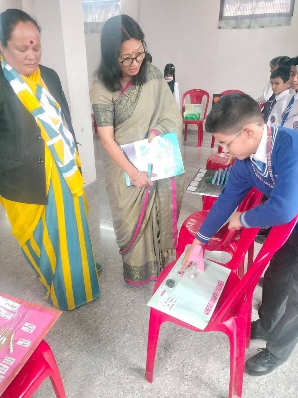 संस्कार वैली स्कूल में साइंस और आर्ट प्रदर्शनी का हुआ आयोजन
छात्रों ने दिखाया अपना अपना हुनर :- अमीना महंत राजगौर
Kullu Times
संस्कार वैली स्कूल प्रांगण में आज एक साइंस और आर्ट प्रदर्शनी आयोजित की, जिसमें छात्रों को अपनी क्रिएटिविटी, नॉलेज, इनोवेशन और प्रैक्टिकल समझ दिखाने के लिए एक शानदार प्लेटफ़ॉर्म दिया गया। प्रदर्शनी में छात्रों, अध्यापक और पेरेंट्स ने पूरे जोश के साथ हिस्सा लिया, जिनकी मिलकर की गई कोशिशों ने इवेंट को सफल बनाने में बहुत मदद की।
छात्रों ने साइंस, सोशल स्टडीज़ और दूसरे इंटरडिसिप्लिनरी थीम पर आधारित कई तरह के प्रोजेक्ट्स पेश किए। कई प्रोजेक्ट्स को वर्किंग मॉडल्स के तौर पर डेवलप किया गया, जो स्टूडेंट्स की थ्योरेटिकल कॉन्सेप्ट्स को प्रैक्टिकल सिचुएशन में अप्लाई करने की काबिलियत को दिखाते हैं। छात्रों ने कॉन्फिडेंस के साथ अपने-अपने प्रोजेक्ट्स के मकसद, वर्किंग प्रिंसिपल्स और इंपॉर्टेंस को समझाया, और तारीफ़ के काबिल समझ और प्रेजेंटेशन स्किल्स दिखाईं।
इस प्रदर्शनी को संस्कार वैली स्कूल की प्राचार्य अमीना महंत राजगौर और उप प्राचार्य सुमन बोध ने जज और इवैल्यूएट किया। उन्होंने छात्रों की क्रिएटिविटी, इनोवेटिव आइडियाज़, कड़ी मेहनत, कॉन्फिडेंस और सच्ची कोशिशों के लिए उनकी तारीफ़ की। उनके हौसला बढ़ाने वाले शब्दों और तारीफ़ ने छात्रों को एक्सप्लोर करते रहने, सीखने और अपनी स्किल्स को डेवलप करने के लिए मोटिवेट किया।
यह प्रदर्शनी छात्रों के लिए एक अच्छा सीखने का अनुभव था और इसने जिज्ञासा, क्रिएटिविटी, साइंटिफिक सोच, टीमवर्क और एक्सपीरिएंशियल लर्निंग को सफलतापूर्वक बढ़ावा दिया। स्कूल सभी स्टूडेंट्स, टीचर्स और पेरेंट्स को उनके पूरे दिल से शामिल होने और एग्ज़िबिशन को एक सफल और बेहतर बनाने वाले इवेंट बनाने में उनके कीमती योगदान के लिए दिल से धन्यवाद देता है। Sanskaar Valley School