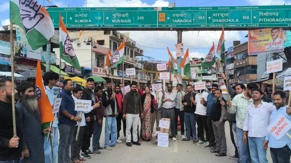SIR विवाद पर चम्पावत में कांग्रेस का हल्लाबोल, CEC ज्ञानेश कुमार का पुतला फूंका https://champawatkhabar.com/congresss-ruckus-in-champawat-on-sir-controversy-effigy-of-cec-gyanesh-kumar-burnt/