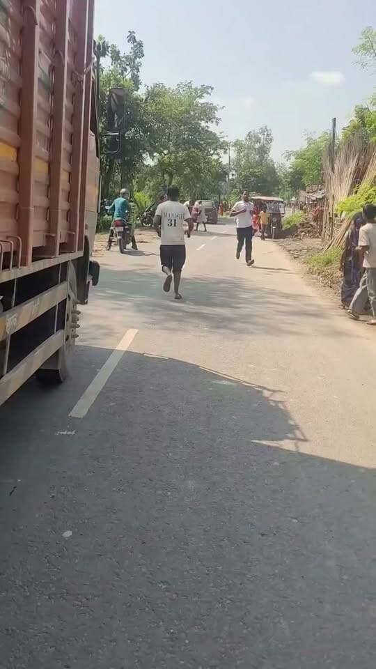 सुपौल में दिनदहाड़े दनादन गोलीबारी और युवक के अपहरण से सनसनी! बगले झाँकते रह गई Samrat Choudhary की Bihar Police!! सुपौल जिला के छातापुर प्रखंड अंतर्गत कला गोविंदपुर पंचायत, जीवछपुर थाना क्षेत्र में दिनदहाड़े युवक जीशान खान का अपहरण!