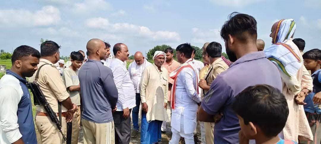 जिला केसरी ब्रह्मानंद यादव के परिजनों से मिले विधायक गणेश चौहान, बोले—दोषियों को किसी कीमत पर नहीं बख्शा जाएगा
संतकबीरनगर। धनघटा विधायक गणेश चौहान रविवार को भकठान गोसाईपुर गांव पहुंचे और क्षेत्र के गौरव एवं प्रसिद्ध जिला केसरी पहलवान ब्रह्मानंद यादव के शोकाकुल परिजनों से मुलाकात कर अपनी संवेदना व्यक्त की। उन्होंने परिजनों को ढांढस बंधाते हुए इस कठिन घड़ी में हर संभव सहयोग का भरोसा दिलाया।विधायक गणेश चौहान ने कहा कि इस दुख की घड़ी में पीड़ित परिवार स्वयं को अकेला न समझे। उत्तर प्रदेश सरकार और वे व्यक्तिगत रूप से परिवार के साथ खड़े हैं। उन्होंने कहा कि घटना बेहद गंभीर और पीड़ादायक है तथा इसमें शामिल आरोपियों के विरुद्ध कानून के तहत कठोर कार्रवाई सुनिश्चित की जाएगी।उन्होंने स्पष्ट शब्दों में कहा कि जघन्य अपराध को अंजाम देने वाले दोषियों को किसी भी कीमत पर बख्शा नहीं जाएगा। कानून अपना काम करेगा और पीड़ित परिवार को न्याय दिलाने के लिए हरसंभव प्रयास किया जाएगा।
इस दौरान विधायक ने दिवंगत ब्रह्मानंद यादव की आत्मा की शांति के लिए प्रार्थना की तथा शोक संतप्त परिजनों को इस अपार दुःख को सहन करने की शक्ति प्रदान करने की ईश्वर से कामना की।