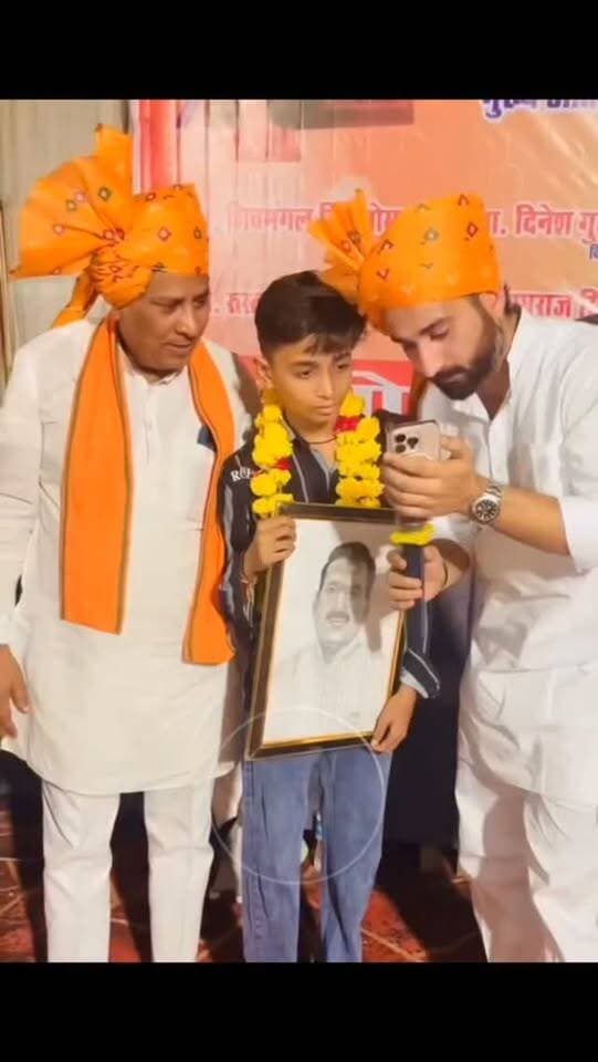 मुरैना में महाराज दक्ष प्रजापति के विशाल चल समारोह के कार्यक्रम के बाद
केबिनेट कृषि मंत्री मध्यप्रदेश अपनी दिल्ली बैठक ( पूर्व मुख्यमंत्री म.प्र )भारत सरकार के कृषि मंत्री शिवराज सिंह चौहान के साथ महत्वपूर्ण बैठक के कारण प्रत्यक्षरूप से उपस्थित नहीं हो सके इस अवसर पर उनके छोटे बेटे राहुल कंसाना ने वीडियो कॉल के द्वारा उपस्थिति दर्ज कराई साथ ही एक प्रजापति समाज के बेटे द्वारा उनका चित्र बनाया उसके लिए अपने स्वेच्छा अनुदान से 25000 रु दिए साथ ही सभी समाज के बंधुओं का अपनी और अपनी सरकार की ओर से स्वागत किया।
