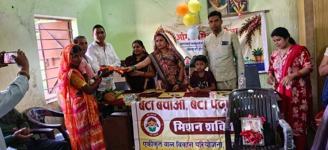 आंगन मिलन सेवा... पोषण का संवाद, स्वस्थ बचपन का संकल्प
सेवा संकल्प अभियान के अंतर्गत ग्राम कोनार में ‘आंगन मिलन सेवा’ कार्यक्रम आयोजित किया गया। इस दौरान माताओं, अभिभावकों और आंगनबाड़ी कार्यकर्ताओं के बीच बच्चों के पोषण, संतुलित आहार, स्वास्थ्य एवं बेहतर परवरिश को लेकर संवाद किया गया।
#SushasanSarkar #सुशासन_सरकार #AanganMilanSeva #आंगन_मिलन_सेवा #SevaSankalpYatra #सेवा_संकल्प_यात्रा #PoshanAbhiyan #पोषण_अभियान
CMO Chhattisgarh DPR Chhattisgarh Department of Women & Child Development, Government of Chhattisgarh Department of Women and Child Development