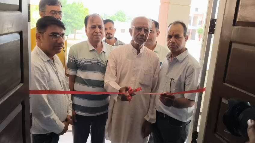 बिसाऊ में विज्ञान मेले और विज्ञान-गणित क्विज का आयोजन
मोइन अली, आर्यन और आदित्य ने हासिल किए प्रथम तीन स्थान; क्विज में टीम A विजेता
बिसाऊ। पीएम श्री सेठ दुर्गादत्त जटिया राजकीय उच्च माध्यमिक विद्यालय, बिसाऊ में एक दिवसीय विज्ञान मेला एवं विज्ञान-गणित क्विज प्रतियोगिता का आयोजन किया गया। कार्यक्रम की अध्यक्षता विद्यालय के प्रधानाचार्य सुनील सुरा ने की। कार्यक्रम संयोजक व्याख्याता (गणित) हेमन्त प्रजापत रहे।
विज्ञान मेले में विद्यार्थियों ने विभिन्न नवाचारों पर आधारित मॉडल प्रस्तुत किए। निर्णायक मंडल में कंचन शेखावत, संदीप कुमार सैनी एवं प्रहलाद सिंह शामिल रहे। मूल्यांकन के आधार पर मोइन अली ने प्रथम, आर्यन ने द्वितीय तथा आदित्य ने तृतीय स्थान प्राप्त किया।
वहीं विज्ञान-गणित क्विज प्रतियोगिता में A, B, C एवं D चार टीमों ने भाग लिया। रोमांचक मुकाबले में टीम A विजेता रही। विजेता टीम में अंशु, पंकज सैनी, गुंजन एवं मोइन अली शामिल रहे।
कार्यक्रम में मुख्य अतिथि के रूप में कपीलेश शर्मा, परमेश्वर लाल प्रजापत, भवानी शंकर महनसरिया एवं विलास सैनी उपस्थित रहे। अतिथियों ने विद्यार्थियों द्वारा प्रस्तुत विज्ञान मॉडलों और उनकी प्रतिभा की सराहना की।
कार्यक्रम का संचालन विजय सिंह ने किया। समापन अवसर पर प्रधानाचार्य एवं अतिथियों ने विजेता विद्यार्थियों को स्मृति चिह्न एवं प्रशस्ति पत्र प्रदान कर सम्मानित किया तथा उनके उज्ज्वल भविष्य की कामना की।
#tharkiawaazajay #bissau #govtschool #sciencefair #EducationForAll Kunj Bihari Birmiwala