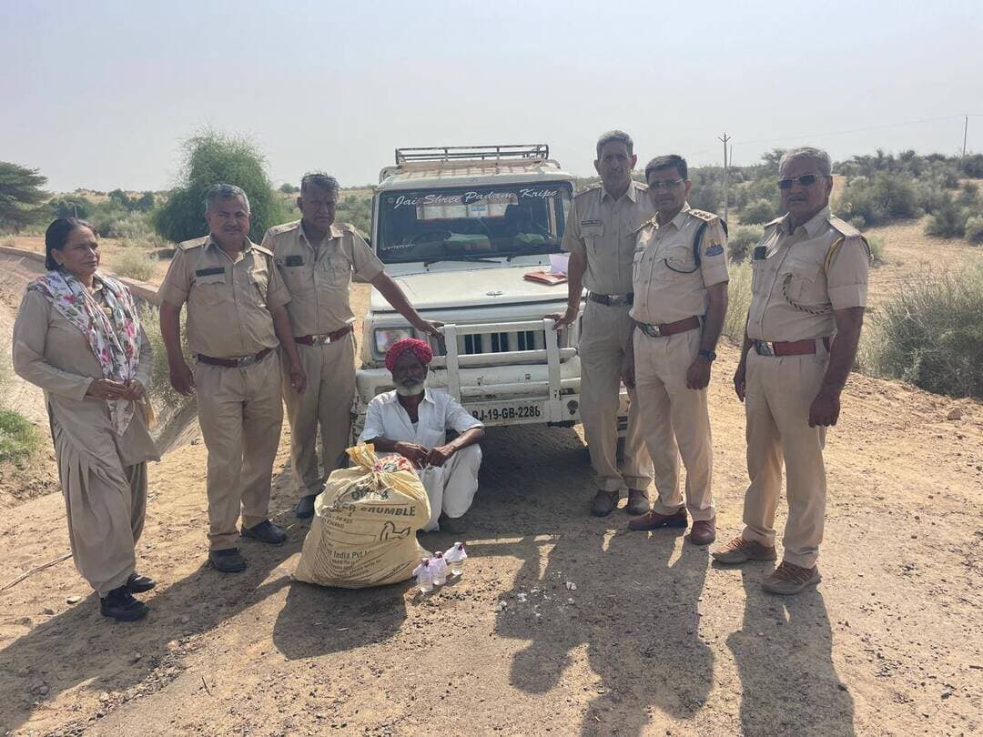 3 लाख 55 हजार लीटर से अधिक शराब नष्ट, 416 गिरफ्तार !
जयपुर, उदयपुर - आबकारी आयुक्त नमित मेहता के निर्देशानुसार प्रदेश में अवैध मदिरा के निर्माण, भंडारण, परिवहन एवं विक्रय पर रोकथाम के लिए विशेष निरोधात्मक अभियान चलाया जा रहा है। अभियान के तहत प्रदेशभर में नाकाबंदी, गश्त और दबिश की प्रभावी कार्रवाई जारी है। इस दौरान वॉश, हथकड़ मदिरा सहित अन्य राज्यों से लाई गई अवैध मदिरा के खिलाफ भी कार्रवाई की जा रही है। अब तक प्रदेश में 3 लाख 55 हजार 711 लीटर वॉश नष्ट किया जा चुका है।
1064 अभियोग दर्ज, 36 वाहन जब्त
आबकारी आयुक्त नमित मेहता के निर्देशन में चलाए जा रहे विशेष निरोधात्मक अभियान के तहत 27 सितंबर 2026 तक 1064 अभियोग दर्ज किए गए हैं। कार्रवाई के दौरान प्रदेश में 8 लाख 17 हजार 785 रुपये लागत की 2,988 लीटर देशी मदिरा, 1 करोड़ 4 लाख 96 हजार 520 रुपये लागत की 10,552 लीटर भारत निर्मित विदेशी मदिरा (IMFL) तथा 3 लाख 1 हजार 501 रुपये लागत की 1,370 लीटर बीयर जब्त की गई।
इसके अलावा 8,937 लीटर हथकड़ मदिरा और 350 लीटर स्प्रिट भी जब्त की गई। अभियान के दौरान 3 लाख 55 हजार 711 लीटर वॉश नष्ट किया गया।
अवैध मदिरा से संबंधित कार्रवाई में एक बड़े वाहन, 13 चार पहिया वाहनों और 22 दुपहिया वाहनों सहित कुल 36 वाहन जब्त किए गए हैं। वहीं, अवैध मदिरा से संबंधित मामलों में 416 व्यक्तियों को गिरफ्तार किया गया है।
विभिन्न जिलों में कार्रवाई
प्रदेश में आबकारी निरोधक दलों द्वारा लगातार कार्रवाई की जा रही है। सिरोही में अनुज्ञापत्र की शर्तों के उल्लंघन पर 4 अभियोग दर्ज किए गए। वहीं, आबकारी थाना रेवदर के तहत कार्रवाई करते हुए 40 अंग्रेजी शराब के पव्वे जब्त कर अभियोग दर्ज किया गया।
अजमेर ग्रामीण में दबिश देकर एक अभियुक्त को गिरफ्तार किया गया। केकड़ी में 21 पव्वे देशी शराब जब्त करने के साथ 150 लीटर वॉश नष्ट किया गया।
बारां जिले के छबड़ा उपखंड में ईपीएफ टीम ने कार्रवाई करते हुए 52 लीटर हथकड़ मदिरा और 24 पव्वे देशी शराब बरामद की।
कोटा के रामगंज मंडी में कार्रवाई के दौरान 70 पव्वे देशी मदिरा, 28 पव्वे आईएमएफएल, 16 पव्वे आरएमएल और 30 बीयर की बोतलें जब्त की गईं।
झालावाड़ में 800 लीटर वॉश नष्ट किया गया। साथ ही 55 लीटर हथकड़ मदिरा, 121 पव्वे देशी मदिरा और 44 पव्वे आरएमएल जब्त कर अभियोग दर्ज किए गए।
पाली में आबकारी दल ने दबिश देकर बड़ी मात्रा में देशी और अंग्रेजी मदिरा जब्त की तथा 3 अभियोग दर्ज किए।
बांसवाड़ा में एक मोटरसाइकिल से 70 बोतल हथकड़ मदिरा जब्त की गई। वहीं, कुशलगढ़ थाना क्षेत्र में 11 बोतल हथकड़ मदिरा जब्त कर अभियोग दर्ज किया गया।
आबकारी विभाग के अनुसार, प्रदेश के सभी जिलों में विशेष निरोधात्मक अभियान के तहत नाकाबंदी, दबिश और सघन गश्त की जा रही है। सभी अतिरिक्त आबकारी आयुक्त जोन, आबकारी उपायुक्त, जिला आबकारी अधिकारी, आबकारी निरीक्षक एवं आबकारी निरोधक दलों द्वारा अवैध मदिरा के खिलाफ कार्रवाई जारी है।