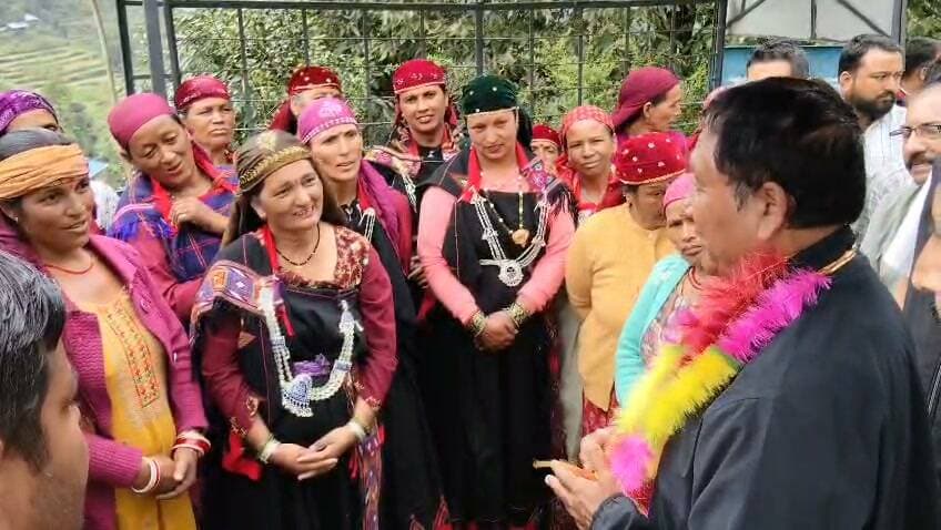 बरोट, बागबानी मंत्री बरोट में लोगों से मिलते हुए।