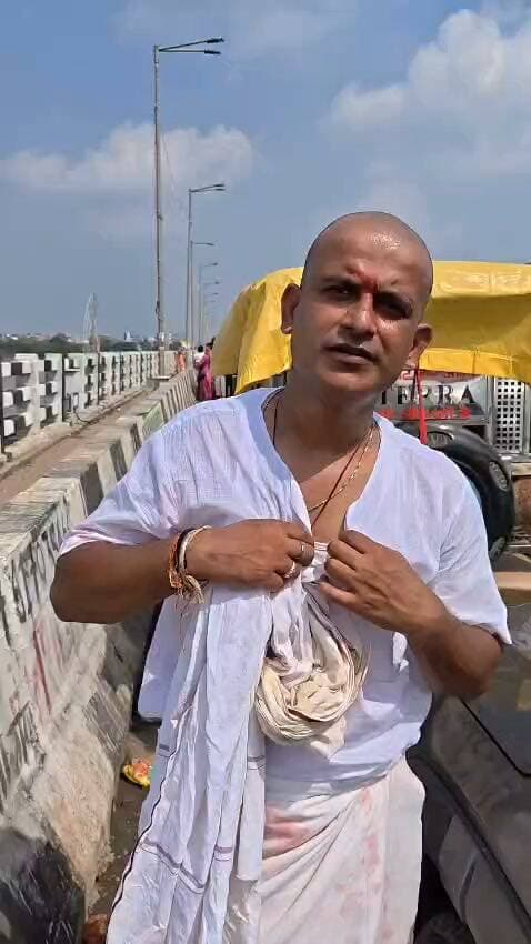 पिंडदान करने गए तीर्थयात्री की कार का शीशा तोड़कर चोरी, 500 मीटर दूर पुलिस फिर भी नहीं लगी भनक
दो बैग और पर्स ले गए चोर, 4 हजार नकद के साथ एटीएम, क्रेडिट कार्ड, आधार-पैन समेत जरूरी दस्तावेज गायब; शिकायत लेकर कंट्रोल रूम से थाना तक भटकता रहा श्रद्धालु
गया। गया शहर में पितृपक्ष मेला महासंगम-2026 चल रहा है। देश के अलग-अलग राज्यों से लाखों की संख्या में तीर्थयात्री गया पहुंचकर अपने पितरों का पिंडदान कर रहे हैं। इसी बीच सोमवार को सीताकुंड में पिंडदान करने पहुंचे मध्य प्रदेश के बांदा जिले के मौदहा निवासी तीर्थयात्री कुलदीप सिंह चौहान की कार का शीशा तोड़कर चोरी किए जाने का मामला सामने आया है। चोर कार के पीछे की लेफ्ट साइड का शीशा तोड़कर अंदर रखे दो बैग और पर्स लेकर फरार हो गए। पर्स में करीब चार हजार रुपये नकद के अलावा एटीएम कार्ड, क्रेडिट कार्ड, पैन कार्ड, आधार कार्ड समेत कई जरूरी दस्तावेज रखे थे।
तीर्थ यात्री कुलदीप सिंह चौहान अपने पितरों का पिंडदान करने के लिए गया जी पहुंचे हैं और फिलहाल बोधगया में ठहरे हुए हैं। सोमवार की सुबह वह अपनी कार से सीताकुंड में पिंडदान करने पहुंचे थे। बताया गया कि उन्होंने बाईपास मंदिर के पास अपनी कार खड़ी की और पिंडदान करने के लिए चले गए। पिंडदान की प्रक्रिया पूरी करने के बाद जब वह वापस अपनी कार के पास पहुंचे तो कार का पीछे की तरफ का लेफ्ट साइड का शीशा टूटा हुआ था।
कार की हालत देखकर उनके होश उड़ गए। उन्होंने जब वाहन के अंदर देखा तो सामान गायब था। पीड़ित के अनुसार कार में दो बैग और एक पर्स रखा हुआ था। चोर शीशा तोड़कर दोनों बैग और पर्स निकाल ले गए। पर्स में करीब चार हजार रुपये नकद थे। इसके अलावा एटीएम कार्ड, क्रेडिट कार्ड, पैन कार्ड, आधार कार्ड सहित कई महत्वपूर्ण दस्तावेज भी चोरी हो गए।
500 मीटर दूर पुलिस, फिर भी वारदात
कुलदीप सिंह चौहान ने मेला क्षेत्र की सुरक्षा व्यवस्था पर सवाल उठाते हुए कहा कि जिस जगह उनकी कार खड़ी थी, वहां से करीब 500 मीटर की दूरी पर पुलिसकर्मी तैनात थे। इसके बावजूद चोरों ने कार का शीशा तोड़कर सामान निकाल लिया और पुलिस को इसकी भनक तक नहीं लगी। उनका कहना है कि मेला क्षेत्र में हजारों की संख्या में वाहन पहुंच रहे हैं। ऐसे में पार्किंग स्थलों पर सुरक्षा और निगरानी बेहद जरूरी है।
पीड़ित ने बताया कि कार का शीशा तोड़कर चोरी किए जाने के बाद वह मदद और शिकायत दर्ज कराने के लिए कंट्रोल रूम पहुंचे। वहां अपनी परेशानी बताई तो उन्हें दूसरी जगह जाने के लिए कहा गया. वहां पहुंचने के बाद फिर थाना जाने की बात कही गई। पीड़ित का कहना है कि घटना के बाद वह एक जगह से दूसरी जगह भटकता रहा
‘पिंडदान करने आया हूं या थाना-कंट्रोल रूम के चक्कर लगाने?’
तीर्थ यात्री कुलदीप सिंह चौहान ने अपनी परेशानी बताते हुए कहा कि वह अपने पितरों का पिंडदान करने के लिए गया जी आया है। उसके पास यहां धार्मिक अनुष्ठान करने का समय है, लेकिन चोरी की घटना के बाद शिकायत दर्ज कराने के लिए उसे इधर-उधर भेजा जा रहा है। उन्होंने सवाल उठाया कि आखिर वह पिंडदान करने के लिए आया है या फिर शिकायत लेकर कंट्रोल रूम और थाने के चक्कर लगाने के लिए?
उन्होंने कहा कि देश के कोने-कोने से श्रद्धालु आस्था लेकर गया आते हैं। कोई आर्थिक रूप से मजबूत होता है तो कोई सामान्य परिवार से। ऐसे में किसी के कुछ हजार रुपये और जरूरी दस्तावेज चोरी हो जाना भी उसके लिए बड़ी परेशानी बन जाता है। खासकर आधार, पैन, एटीएम और क्रेडिट कार्ड जैसे दस्तावेजों के गायब होने से आगे कई तरह की दिक्कतें पैदा हो सकती हैं।
सीसीटीवी से जांच और सामान बरामद करने की मांग
पीड़ित तीर्थयात्री ने पुलिस-प्रशासन से मामले की गंभीरता से जांच कराने की मांग की है। उनका कहना है कि घटना स्थल के आसपास यदि सीसीटीवी कैमरे लगे हैं तो उनकी फुटेज की जांच कर चोरों की पहचान की जानी चाहिए। साथ ही चोरी किए गए रुपये, बैग, पर्स और महत्वपूर्ण दस्तावेजों को बरामद कराने की कार्रवाई होनी चाहिए। पितृपक्ष मेला महासंगम के दौरान गया में लाखों श्रद्धालुओं की भीड़ जुट रही है। ऐसे में पार्किंग स्थलों और प्रमुख पिंडवेदी क्षेत्रों में वाहनों की सुरक्षा, पुलिस निगरानी और शिकायतों के त्वरित निपटारे की व्यवस्था श्रद्धालुओं के लिए अहम है। कुलदीप सिंह चौहान की कार से हुई चोरी की घटना ने मेला क्षेत्र में सुरक्षा व्यवस्था और शिकायत निवारण की प्रक्रिया को लेकर सवाल खड़े कर दिए हैं।
#GayaPolice
#biharpolties
#गयाजी
#gayawalo
#गया_हो
#bihar
#BJPNEWS
#samratchoudhary