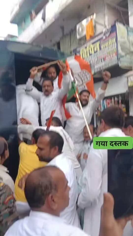 चुनाव आयोग के खिलाफ कांग्रेस का प्रदर्शन, राजेंद्र आश्रम के सामने फूंका पुतला; पुलिस ने नेताओं-कार्यकर्ताओं को हिरासत में लिया
गया। गया शहर के राजेंद्र आश्रम स्थित कांग्रेस कार्यालय के सामने सोमवार को जिला कांग्रेस कमिटी की ओर से केंद्रीय चुनाव आयोग के मुख्य चुनाव आयुक्त ज्ञानेश कुमार के खिलाफ जोरदार प्रदर्शन किया गया। कांग्रेस नेताओं और कार्यकर्ताओं ने चुनाव प्रक्रिया में कथित अनियमितताओं और ‘वोट चोरी’ के आरोपों को लेकर चुनाव आयोग के खिलाफ जमकर नारेबाजी की। प्रदर्शन के दौरान मुख्य चुनाव आयुक्त का पुतला दहन कर कांग्रेस कार्यकर्ताओं ने अपना विरोध दर्ज कराया। कार्यक्रम में पूर्व मंत्री अवधेश सिंह और जिला कांग्रेस अध्यक्ष रजनीश कुमार समेत बड़ी संख्या में पार्टी नेता और कार्यकर्ता मौजूद रहे। प्रदर्शन के दौरान कांग्रेस नेताओं ने कहा कि लोकतंत्र की मजबूती के लिए चुनाव प्रक्रिया का निष्पक्ष और पारदर्शी होना जरूरी है। कांग्रेस नेताओं ने आरोप लगाया कि चुनाव आयोग की कार्यप्रणाली को लेकर लगातार सवाल उठ रहे हैं। पार्टी नेताओं ने कहा कि कांग्रेस लोकतंत्र और संविधान की रक्षा के मुद्दे को लेकर जनता के बीच अपनी आवाज बुलंद कर रही है। पूर्व मंत्री अवधेश सिंह ने अपने संबोधन में राहुल गांधी द्वारा उठाए गए कथित ‘वोट चोरी’ के मुद्दे का भी उल्लेख किया। नेताओं ने कहा कि राहुल गांधी ने चुनाव प्रक्रिया से जुड़े गंभीर सवाल देश के सामने रखे हैं। कांग्रेस अध्यक्ष मल्लिकार्जुन खड़गे समेत पार्टी के अन्य वरिष्ठ नेताओं ने भी इस मुद्दे को लेकर सवाल उठाए हैं। प्रदर्शनकारियों का कहना था कि चुनाव में मतदाताओं के अधिकार और मतों की पारदर्शिता से किसी प्रकार का समझौता नहीं होना चाहिए।
‘संविधान और लोकतंत्र की रक्षा के लिए लड़ाई जारी रहेगी"
प्रदर्शन को संबोधित करते हुए कांग्रेस नेताओं ने कहा कि देश के लोकतांत्रिक ढांचे में संविधान और चुनाव प्रक्रिया की महत्वपूर्ण भूमिका है। उन्होंने कहा कि कांग्रेस संविधान की रक्षा और लोकतांत्रिक संस्थाओं की मजबूती के लिए अपनी लड़ाई जारी रखेगी। नेताओं ने कहा कि आम मतदाता का विश्वास चुनाव व्यवस्था में बना रहना लोकतंत्र के लिए बेहद जरूरी है।
कांग्रेस नेताओं ने केंद्र सरकार और चुनाव आयोग की कार्यप्रणाली पर भी सवाल उठाए। उन्होंने आरोप लगाया कि चुनाव से संबंधित कई मामलों को लेकर विपक्ष की ओर से सवाल उठाए गए हैं, लेकिन उन सवालों का संतोषजनक जवाब नहीं दिया गया है। इसी के विरोध में पार्टी कार्यकर्ताओं ने सड़क पर उतरकर प्रदर्शन किया है।
प्रदर्शन के दौरान कांग्रेस कार्यकर्ताओं ने हाथों में पार्टी के झंडे लेकर नारेबाजी की। कार्यकर्ताओं ने चुनाव आयोग के खिलाफ अपनी नाराजगी जाहिर करते हुए मुख्य चुनाव आयुक्त के पुतले को आग के हवाले किया। इस दौरान राजेंद्र आश्रम के आसपास काफी देर तक राजनीतिक गतिविधियां तेज रहीं।
प्रदर्शन के बाद पुलिस ने लिया हिरासत में
कांग्रेस के प्रदर्शन को देखते हुए सिविल लाइन थाना की पुलिस मौके पर पहुंची। पुलिस ने प्रदर्शनकारियों को नियंत्रित करने का प्रयास किया। इसके बाद पुलिस ने कांग्रेस के नेताओं और कार्यकर्ताओं को हिरासत में लिया और उन्हें सिविल लाइन थाना लेकर गई। हिरासत में लिए गए कार्यकर्ताओं की संख्या को लेकर पुलिस की ओर से तत्काल आधिकारिक आंकड़ा सामने नहीं आया, जबकि कांग्रेस नेताओं ने बताया कि प्रदर्शन में दर्जनों कार्यकर्ता और नेता शामिल थे। पुलिस की कार्रवाई के बाद राजेंद्र आश्रम परिसर के आसपास कुछ समय के लिए गहमागहमी की स्थिति बनी रही। हालांकि पुलिस ने स्थिति को नियंत्रित कर लिया। प्रदर्शन के दौरान किसी अप्रिय घटना को रोकने के लिए पुलिस बल मौके पर मौजूद रहा।
पूर्व मंत्री और जिलाध्यक्ष की मौजूदगी में हुआ प्रदर्शन
पुतला दहन कार्यक्रम की अध्यक्षता पूर्व मंत्री अवधेश सिंह और गया जिला कांग्रेस अध्यक्ष रजनीश कुमार ने की। दोनों नेताओं की मौजूदगी में कांग्रेस कार्यकर्ताओं ने चुनाव आयोग के खिलाफ अपना विरोध दर्ज कराया। इस दौरान पार्टी के कई वरिष्ठ पदाधिकारी, नेता और कार्यकर्ता मौजूद रहे।
कांग्रेस नेताओं ने कहा कि यह प्रदर्शन केवल किसी एक व्यक्ति के खिलाफ नहीं, बल्कि चुनाव प्रक्रिया में पारदर्शिता और लोकतांत्रिक संस्थाओं की जवाबदेही के सवाल को लेकर है। उन्होंने कहा कि जनता के मताधिकार की सुरक्षा और चुनाव व्यवस्था में लोगों का विश्वास बनाए रखना सभी लोकतांत्रिक संस्थाओं की जिम्मेदारी है।
प्रदर्शन के अंत में कांग्रेस नेताओं ने कहा कि कथित ‘वोट चोरी’ के आरोपों को लेकर पार्टी आगे भी अपना आंदोलन जारी रखेगी। नेताओं ने कार्यकर्ताओं से लोकतांत्रिक और संवैधानिक मूल्यों की रक्षा के लिए एकजुट रहने का आह्वान किया। इस दौरान कांग्रेस कार्यकर्ताओं में काफी उत्साह और आक्रोश देखा गया। पुलिस द्वारा नेताओं और कार्यकर्ताओं को हिरासत में लिए जाने के बाद भी कांग्रेस कार्यकर्ताओं ने अपनी मांगों और विरोध के मुद्दे को लेकर आवाज बुलंद की।
#gayawalo
#गयाजी
#गया_हो
#GayaPolice
#samratchoudhary
#RahulGandhi
#bihar
#biharpolties