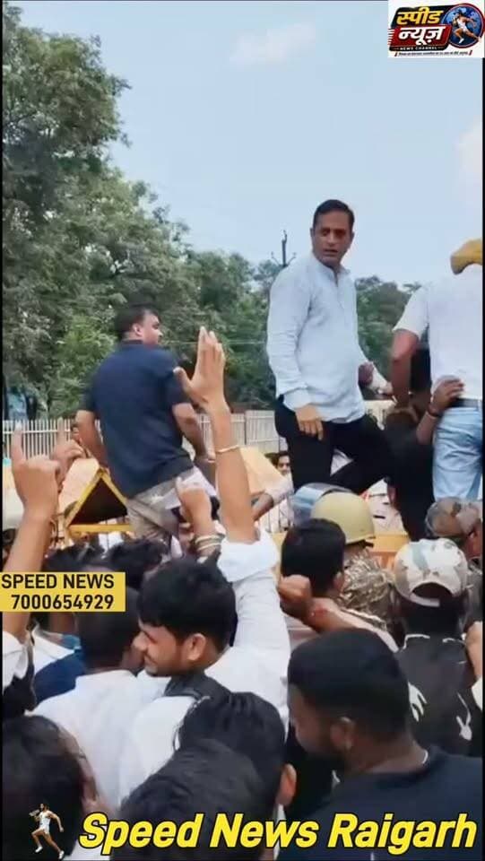 नेगी और शाखा के नेतृत्व में कांग्रेसके प्रदर्शन में दिखा पुराना दमखम,रामचंद्र शर्मा की हुंकार से गूंजा कलेक्ट्रेट
#viral #news