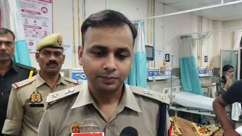 फतेहपुर में सिलेंडर ब्लास्ट से दो मंजिला मकान जमींदोज, चार की मौत, कई घायल; पूरे जिले में शोक की लहर
मलवा कस्बे में खाना बनाते समय हुआ भीषण धमाका, ताश के पत्तों की तरह ढही पूरी इमारत
डीएम-एसपी ने मौके पर संभाला मोर्चा, रेस्क्यू अभियान के बाद घायलों का मेडिकल कॉलेज में इलाज जारी
फतेहपुर। उत्तर प्रदेश के फतेहपुर जनपद के मलवा थाना क्षेत्र में रविवार को हुए भीषण हादसे ने पूरे जिले को झकझोर कर रख दिया। मलवा कस्बे में फल विक्रेता सोनेलाल गुप्ता के दो मंजिला मकान में खाना बनाते समय घरेलू गैस सिलेंडर में हुए कथित विस्फोट के बाद पूरी इमारत ताश के पत्तों की तरह भरभराकर ढह गई। हादसे में अब तक चार लोगों की मौत की पुष्टि हुई है, जबकि कई अन्य घायल बताए जा रहे हैं। घायलों को तत्काल मेडिकल कॉलेज में भर्ती कराया गया है, जहां उनका उपचार जारी है।
घटना इतनी भीषण थी कि धमाके की आवाज दूर-दूर तक सुनाई दी। प्रत्यक्षदर्शियों के अनुसार किसी को कुछ समझने का मौका भी नहीं मिला और कुछ ही सेकंड में पूरी दो मंजिला इमारत मलबे में तब्दील हो गई। धमाके की तीव्रता इतनी अधिक थी कि आसपास के कई मकानों में भी दरारें आ गईं तथा कुछ मकानों को आंशिक क्षति पहुंची है।
हादसे की सूचना मिलते ही जिलाधिकारी, पुलिस अधीक्षक, फायर सर्विस, एसडीआरएफ, स्थानीय पुलिस तथा कई थानों का पुलिस बल मौके पर पहुंच गया। राहत एवं बचाव दल ने घंटों तक मलबा हटाकर दबे लोगों को बाहर निकाला। जिला प्रशासन की निगरानी में घायलों को एंबुलेंस से मेडिकल कॉलेज भेजा गया, जहां चिकित्सकों की टीम लगातार उपचार में जुटी है।
प्रशासन के अनुसार हादसे के कारणों की विस्तृत जांच कराई जा रही है। प्रारंभिक तौर पर घटना घरेलू गैस सिलेंडर से जुड़े विस्फोट की आशंका से जुड़ी बताई जा रही है, लेकिन वास्तविक कारण फॉरेंसिक जांच और तकनीकी रिपोर्ट के बाद ही स्पष्ट होगा। प्रशासन ने संबंधित सभी पहलुओं की जांच के निर्देश दिए हैं।
यह हादसा घरेलू गैस सुरक्षा व्यवस्था पर भी गंभीर सवाल खड़े करता है। यदि जांच में गैस सिलेंडर, रेगुलेटर, पाइप या किसी अन्य तकनीकी खामी की पुष्टि होती है तो संबंधित एजेंसी की जवाबदेही भी तय की जा सकती है। यह भी जांच का विषय होगा कि संबंधित गैस सिलेंडर किस कंपनी का था, उसका अंतिम सुरक्षा परीक्षण कब हुआ था और वह कितने समय पहले उपभोक्ता तक पहुंचाया गया था।
विशेषज्ञों का कहना है कि गैस सिलेंडर, रेगुलेटर, पाइप और चूल्हे की नियमित जांच ऐसे हादसों को रोकने में महत्वपूर्ण भूमिका निभाती है। लंबे समय तक घर से बाहर रहने पर गैस रेगुलेटर बंद रखना और समय-समय पर उपकरणों की सर्विस कराना आवश्यक है।
जिलाधिकारी ने मौके पर पहुंचकर अधिकारियों को निर्देश दिए कि घायलों के इलाज में किसी प्रकार की लापरवाही न बरती जाए तथा पीड़ित परिवारों को हरसंभव सहायता उपलब्ध कराई जाए। प्रशासन द्वारा पूरे मामले की निगरानी की जा रही है।
एनडी न्यूज़ की अपील
यह हादसा प्रत्येक परिवार के लिए एक गंभीर चेतावनी है। घरेलू गैस का उपयोग पूरी सावधानी के साथ करें। गैस सिलेंडर, रेगुलेटर, पाइप और चूल्हे की समय-समय पर जांच अवश्य कराएं। खाना बनाने के बाद गैस रेगुलेटर बंद करना अपनी आदत बनाएं। गैस एजेंसियों से भी अनुरोध है कि सिलेंडरों की नियमित तकनीकी जांच सुनिश्चित करें और सुरक्षा मानकों का पूर्ण पालन करें। प्रशासन से अपेक्षा है कि हादसे की निष्पक्ष जांच कर दोषियों की जिम्मेदारी तय की जाए तथा पीड़ित परिवारों को हरसंभव सहायता उपलब्ध कराई जाए।
👇👇👇
#NDNews #दैनिक_निष्पक्ष_धारा #Fatehpur #Malwan #CylinderBlast #BuildingCollapse #RescueOperation #DMFatehpur #FatehpurPolice #UPPolice #FireService #DisasterManagement #BreakingNews
👇👇
@dgpup
@RSSorg
@UPGovt
@wpl1090
@RSSgeet
@Uppolice
@MIB_India
@PMOIndia
@HMOIndia
@abmanglik
@VHPDigital
@igrangealld
@myogioffice
@InfoDeptUP
@dmfatehpur
@sdmsadarftp
@CMOfficeUP
@CMOUP_RC
@ChiefSecyUP
@ChiefSecyUP
@MahantYogiG
@FatehpurSdm
@fatehpurpolice
@BajrangDalOrg
@rashtrapatibhvn
@UPMahilaKalyan
@112UttarPradesh
@myogiadityanath
@CommissionerPrg
@ADGZonPrayagraj
@UPFireService
@UPSDMA
👇👇
📝 डिस्क्लेमर :-यह समाचार उपलब्ध प्रारंभिक जानकारी और प्रशासनिक इनपुट पर आधारित है। हादसे के वास्तविक कारणों की पुष्टि फॉरेंसिक एवं प्रशासनिक जांच के बाद ही होगी। जांच पूरी होने पर आवश्यकतानुसार समाचार को अपडेट किया जाएगा।
👇👇
🟥 ND NEWS | दैनिक निष्पक्ष धारा
मुख्य संपादक/संस्थापक: राजन सिंह हाड़ा
सह-संपादक: शालिनी सिंह भदौरिया
📍कार्यालय-3: U158,हीरा स्वीट्स के पास,विकास मार्ग,लक्ष्मी नगर,पूर्वी दिल्ली,110092 (NCR)
📞मोबाइल:9696119696