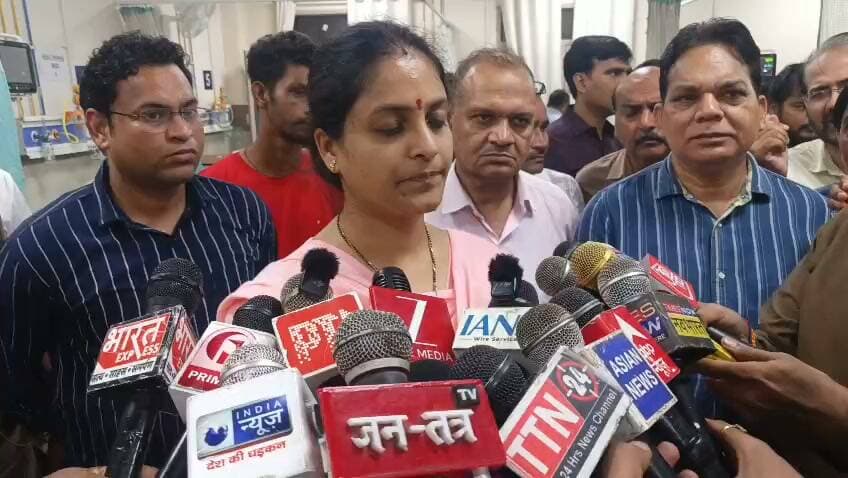 फतेहपुर में सिलेंडर ब्लास्ट से दो मंजिला मकान जमींदोज, चार की मौत, कई घायल; पूरे जिले में शोक की लहर
मलवा कस्बे में खाना बनाते समय हुआ भीषण धमाका, ताश के पत्तों की तरह ढही पूरी इमारत
डीएम-एसपी ने मौके पर संभाला मोर्चा, रेस्क्यू अभियान के बाद घायलों का मेडिकल कॉलेज में इलाज जारी
फतेहपुर। उत्तर प्रदेश के फतेहपुर जनपद के मलवा थाना क्षेत्र में रविवार को हुए भीषण हादसे ने पूरे जिले को झकझोर कर रख दिया। मलवा कस्बे में फल विक्रेता सोनेलाल गुप्ता के दो मंजिला मकान में खाना बनाते समय घरेलू गैस सिलेंडर में हुए कथित विस्फोट के बाद पूरी इमारत ताश के पत्तों की तरह भरभराकर ढह गई। हादसे में अब तक चार लोगों की मौत की पुष्टि हुई है, जबकि कई अन्य घायल बताए जा रहे हैं। घायलों को तत्काल मेडिकल कॉलेज में भर्ती कराया गया है, जहां उनका उपचार जारी है।
घटना इतनी भीषण थी कि धमाके की आवाज दूर-दूर तक सुनाई दी। प्रत्यक्षदर्शियों के अनुसार किसी को कुछ समझने का मौका भी नहीं मिला और कुछ ही सेकंड में पूरी दो मंजिला इमारत मलबे में तब्दील हो गई। धमाके की तीव्रता इतनी अधिक थी कि आसपास के कई मकानों में भी दरारें आ गईं तथा कुछ मकानों को आंशिक क्षति पहुंची है।
हादसे की सूचना मिलते ही जिलाधिकारी, पुलिस अधीक्षक, फायर सर्विस, एसडीआरएफ, स्थानीय पुलिस तथा कई थानों का पुलिस बल मौके पर पहुंच गया। राहत एवं बचाव दल ने घंटों तक मलबा हटाकर दबे लोगों को बाहर निकाला। जिला प्रशासन की निगरानी में घायलों को एंबुलेंस से मेडिकल कॉलेज भेजा गया, जहां चिकित्सकों की टीम लगातार उपचार में जुटी है।
प्रशासन के अनुसार हादसे के कारणों की विस्तृत जांच कराई जा रही है। प्रारंभिक तौर पर घटना घरेलू गैस सिलेंडर से जुड़े विस्फोट की आशंका से जुड़ी बताई जा रही है, लेकिन वास्तविक कारण फॉरेंसिक जांच और तकनीकी रिपोर्ट के बाद ही स्पष्ट होगा। प्रशासन ने संबंधित सभी पहलुओं की जांच के निर्देश दिए हैं।
यह हादसा घरेलू गैस सुरक्षा व्यवस्था पर भी गंभीर सवाल खड़े करता है। यदि जांच में गैस सिलेंडर, रेगुलेटर, पाइप या किसी अन्य तकनीकी खामी की पुष्टि होती है तो संबंधित एजेंसी की जवाबदेही भी तय की जा सकती है। यह भी जांच का विषय होगा कि संबंधित गैस सिलेंडर किस कंपनी का था, उसका अंतिम सुरक्षा परीक्षण कब हुआ था और वह कितने समय पहले उपभोक्ता तक पहुंचाया गया था।
विशेषज्ञों का कहना है कि गैस सिलेंडर, रेगुलेटर, पाइप और चूल्हे की नियमित जांच ऐसे हादसों को रोकने में महत्वपूर्ण भूमिका निभाती है। लंबे समय तक घर से बाहर रहने पर गैस रेगुलेटर बंद रखना और समय-समय पर उपकरणों की सर्विस कराना आवश्यक है।
जिलाधिकारी ने मौके पर पहुंचकर अधिकारियों को निर्देश दिए कि घायलों के इलाज में किसी प्रकार की लापरवाही न बरती जाए तथा पीड़ित परिवारों को हरसंभव सहायता उपलब्ध कराई जाए। प्रशासन द्वारा पूरे मामले की निगरानी की जा रही है।
एनडी न्यूज़ की अपील
यह हादसा प्रत्येक परिवार के लिए एक गंभीर चेतावनी है। घरेलू गैस का उपयोग पूरी सावधानी के साथ करें। गैस सिलेंडर, रेगुलेटर, पाइप और चूल्हे की समय-समय पर जांच अवश्य कराएं। खाना बनाने के बाद गैस रेगुलेटर बंद करना अपनी आदत बनाएं। गैस एजेंसियों से भी अनुरोध है कि सिलेंडरों की नियमित तकनीकी जांच सुनिश्चित करें और सुरक्षा मानकों का पूर्ण पालन करें। प्रशासन से अपेक्षा है कि हादसे की निष्पक्ष जांच कर दोषियों की जिम्मेदारी तय की जाए तथा पीड़ित परिवारों को हरसंभव सहायता उपलब्ध कराई जाए।
👇👇👇
#NDNews #दैनिक_निष्पक्ष_धारा #Fatehpur #Malwan #CylinderBlast #BuildingCollapse #RescueOperation #DMFatehpur #FatehpurPolice #UPPolice #FireService #DisasterManagement #BreakingNews
👇👇
@dgpup
@RSSorg
@UPGovt
@wpl1090
@RSSgeet
@Uppolice
@MIB_India
@PMOIndia
@HMOIndia
@abmanglik
@VHPDigital
@igrangealld
@myogioffice
@InfoDeptUP
@dmfatehpur
@sdmsadarftp
@CMOfficeUP
@CMOUP_RC
@ChiefSecyUP
@ChiefSecyUP
@MahantYogiG
@FatehpurSdm
@fatehpurpolice
@BajrangDalOrg
@rashtrapatibhvn
@UPMahilaKalyan
@112UttarPradesh
@myogiadityanath
@CommissionerPrg
@ADGZonPrayagraj
@UPFireService
@UPSDMA
👇👇
📝 डिस्क्लेमर :-यह समाचार उपलब्ध प्रारंभिक जानकारी और प्रशासनिक इनपुट पर आधारित है। हादसे के वास्तविक कारणों की पुष्टि फॉरेंसिक एवं प्रशासनिक जांच के बाद ही होगी। जांच पूरी होने पर आवश्यकतानुसार समाचार को अपडेट किया जाएगा।
👇👇
🟥 ND NEWS | दैनिक निष्पक्ष धारा
मुख्य संपादक/संस्थापक: राजन सिंह हाड़ा
सह-संपादक: शालिनी सिंह भदौरिया
📍कार्यालय-3: U158,हीरा स्वीट्स के पास,विकास मार्ग,लक्ष्मी नगर,पूर्वी दिल्ली,110092 (NCR)
📞मोबाइल:9696119696