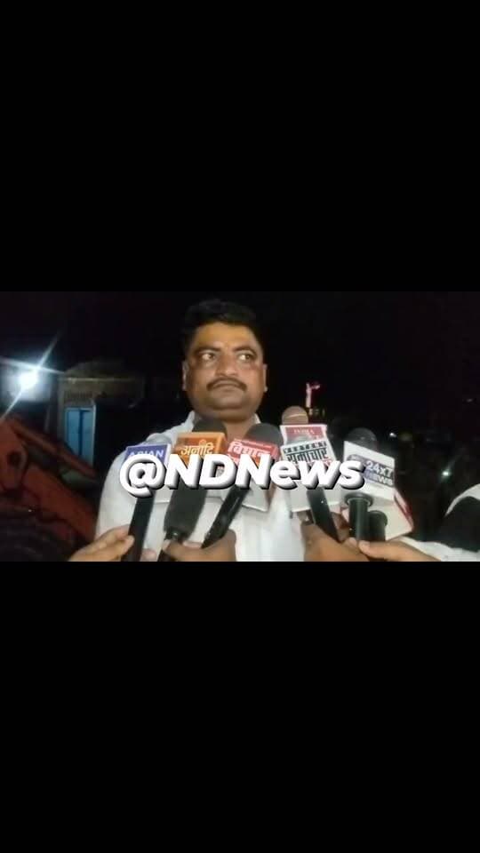फतेहपुर में सिलेंडर ब्लास्ट से दो मंजिला मकान जमींदोज, चार की मौत, कई घायल; पूरे जिले में शोक की लहर
मलवा कस्बे में खाना बनाते समय हुआ भीषण धमाका, ताश के पत्तों की तरह ढही पूरी इमारत
डीएम-एसपी ने मौके पर संभाला मोर्चा, रेस्क्यू अभियान के बाद घायलों का मेडिकल कॉलेज में इलाज जारी
फतेहपुर। उत्तर प्रदेश के फतेहपुर जनपद के मलवा थाना क्षेत्र में रविवार को हुए भीषण हादसे ने पूरे जिले को झकझोर कर रख दिया। मलवा कस्बे में फल विक्रेता सोनेलाल गुप्ता के दो मंजिला मकान में खाना बनाते समय घरेलू गैस सिलेंडर में हुए कथित विस्फोट के बाद पूरी इमारत ताश के पत्तों की तरह भरभराकर ढह गई। हादसे में अब तक चार लोगों की मौत की पुष्टि हुई है, जबकि कई अन्य घायल बताए जा रहे हैं। घायलों को तत्काल मेडिकल कॉलेज में भर्ती कराया गया है, जहां उनका उपचार जारी है।
घटना इतनी भीषण थी कि धमाके की आवाज दूर-दूर तक सुनाई दी। प्रत्यक्षदर्शियों के अनुसार किसी को कुछ समझने का मौका भी नहीं मिला और कुछ ही सेकंड में पूरी दो मंजिला इमारत मलबे में तब्दील हो गई। धमाके की तीव्रता इतनी अधिक थी कि आसपास के कई मकानों में भी दरारें आ गईं तथा कुछ मकानों को आंशिक क्षति पहुंची है।
हादसे की सूचना मिलते ही जिलाधिकारी, पुलिस अधीक्षक, फायर सर्विस, एसडीआरएफ, स्थानीय पुलिस तथा कई थानों का पुलिस बल मौके पर पहुंच गया। राहत एवं बचाव दल ने घंटों तक मलबा हटाकर दबे लोगों को बाहर निकाला। जिला प्रशासन की निगरानी में घायलों को एंबुलेंस से मेडिकल कॉलेज भेजा गया, जहां चिकित्सकों की टीम लगातार उपचार में जुटी है।
प्रशासन के अनुसार हादसे के कारणों की विस्तृत जांच कराई जा रही है। प्रारंभिक तौर पर घटना घरेलू गैस सिलेंडर से जुड़े विस्फोट की आशंका से जुड़ी बताई जा रही है, लेकिन वास्तविक कारण फॉरेंसिक जांच और तकनीकी रिपोर्ट के बाद ही स्पष्ट होगा। प्रशासन ने संबंधित सभी पहलुओं की जांच के निर्देश दिए हैं।
यह हादसा घरेलू गैस सुरक्षा व्यवस्था पर भी गंभीर सवाल खड़े करता है। यदि जांच में गैस सिलेंडर, रेगुलेटर, पाइप या किसी अन्य तकनीकी खामी की पुष्टि होती है तो संबंधित एजेंसी की जवाबदेही भी तय की जा सकती है। यह भी जांच का विषय होगा कि संबंधित गैस सिलेंडर किस कंपनी का था, उसका अंतिम सुरक्षा परीक्षण कब हुआ था और वह कितने समय पहले उपभोक्ता तक पहुंचाया गया था।
विशेषज्ञों का कहना है कि गैस सिलेंडर, रेगुलेटर, पाइप और चूल्हे की नियमित जांच ऐसे हादसों को रोकने में महत्वपूर्ण भूमिका निभाती है। लंबे समय तक घर से बाहर रहने पर गैस रेगुलेटर बंद रखना और समय-समय पर उपकरणों की सर्विस कराना आवश्यक है।
जिलाधिकारी ने मौके पर पहुंचकर अधिकारियों को निर्देश दिए कि घायलों के इलाज में किसी प्रकार की लापरवाही न बरती जाए तथा पीड़ित परिवारों को हरसंभव सहायता उपलब्ध कराई जाए। प्रशासन द्वारा पूरे मामले की निगरानी की जा रही है।
एनडी न्यूज़ की अपील
यह हादसा प्रत्येक परिवार के लिए एक गंभीर चेतावनी है। घरेलू गैस का उपयोग पूरी सावधानी के साथ करें। गैस सिलेंडर, रेगुलेटर, पाइप और चूल्हे की समय-समय पर जांच अवश्य कराएं। खाना बनाने के बाद गैस रेगुलेटर बंद करना अपनी आदत बनाएं। गैस एजेंसियों से भी अनुरोध है कि सिलेंडरों की नियमित तकनीकी जांच सुनिश्चित करें और सुरक्षा मानकों का पूर्ण पालन करें। प्रशासन से अपेक्षा है कि हादसे की निष्पक्ष जांच कर दोषियों की जिम्मेदारी तय की जाए तथा पीड़ित परिवारों को हरसंभव सहायता उपलब्ध कराई जाए।
👇👇👇
#NDNews #दैनिक_निष्पक्ष_धारा #Fatehpur #Malwan #CylinderBlast #BuildingCollapse #RescueOperation #DMFatehpur #FatehpurPolice #UPPolice #FireService #DisasterManagement #BreakingNews
👇👇
@dgpup
@RSSorg
@UPGovt
@wpl1090
@RSSgeet
@Uppolice
@MIB_India
@PMOIndia
@HMOIndia
@abmanglik
@VHPDigital
@igrangealld
@myogioffice
@InfoDeptUP
@dmfatehpur
@sdmsadarftp
@CMOfficeUP
@CMOUP_RC
@ChiefSecyUP
@ChiefSecyUP
@MahantYogiG
@FatehpurSdm
@fatehpurpolice
@BajrangDalOrg
@rashtrapatibhvn
@UPMahilaKalyan
@112UttarPradesh
@myogiadityanath
@CommissionerPrg
@ADGZonPrayagraj
@UPFireService
@UPSDMA
👇👇
📝 डिस्क्लेमर :-यह समाचार उपलब्ध प्रारंभिक जानकारी और प्रशासनिक इनपुट पर आधारित है। हादसे के वास्तविक कारणों की पुष्टि फॉरेंसिक एवं प्रशासनिक जांच के बाद ही होगी। जांच पूरी होने पर आवश्यकतानुसार समाचार को अपडेट किया जाएगा।
👇👇
🟥 ND NEWS | दैनिक निष्पक्ष धारा
मुख्य संपादक/संस्थापक: राजन सिंह हाड़ा
सह-संपादक: शालिनी सिंह भदौरिया
📍कार्यालय-3: U158,हीरा स्वीट्स के पास,विकास मार्ग,लक्ष्मी नगर,पूर्वी दिल्ली,110092 (NCR)
📞मोबाइल:9696119696