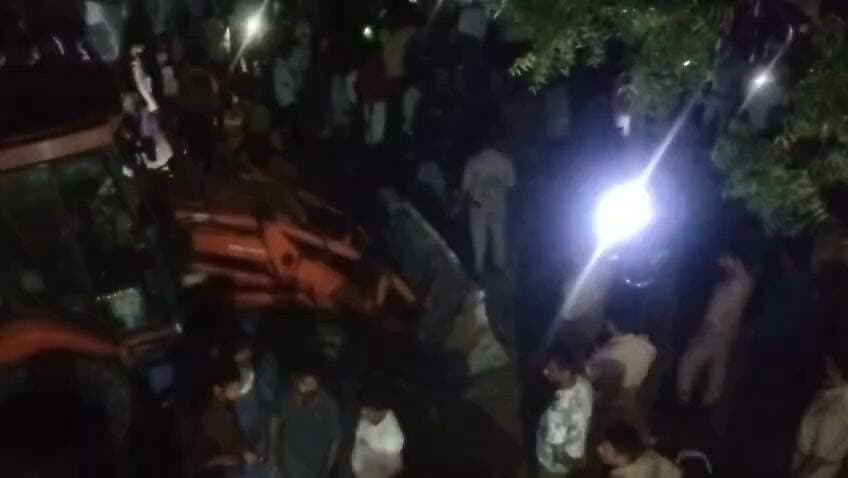 फतेहपुर में सिलेंडर ब्लास्ट से दो मंजिला मकान जमींदोज, चार की मौत, कई घायल; पूरे जिले में शोक की लहर
मलवा कस्बे में खाना बनाते समय हुआ भीषण धमाका, ताश के पत्तों की तरह ढही पूरी इमारत
डीएम-एसपी ने मौके पर संभाला मोर्चा, रेस्क्यू अभियान के बाद घायलों का मेडिकल कॉलेज में इलाज जारी
फतेहपुर। उत्तर प्रदेश के फतेहपुर जनपद के मलवा थाना क्षेत्र में रविवार को हुए भीषण हादसे ने पूरे जिले को झकझोर कर रख दिया। मलवा कस्बे में फल विक्रेता सोनेलाल गुप्ता के दो मंजिला मकान में खाना बनाते समय घरेलू गैस सिलेंडर में हुए कथित विस्फोट के बाद पूरी इमारत ताश के पत्तों की तरह भरभराकर ढह गई। हादसे में अब तक चार लोगों की मौत की पुष्टि हुई है, जबकि कई अन्य घायल बताए जा रहे हैं। घायलों को तत्काल मेडिकल कॉलेज में भर्ती कराया गया है, जहां उनका उपचार जारी है।
घटना इतनी भीषण थी कि धमाके की आवाज दूर-दूर तक सुनाई दी। प्रत्यक्षदर्शियों के अनुसार किसी को कुछ समझने का मौका भी नहीं मिला और कुछ ही सेकंड में पूरी दो मंजिला इमारत मलबे में तब्दील हो गई। धमाके की तीव्रता इतनी अधिक थी कि आसपास के कई मकानों में भी दरारें आ गईं तथा कुछ मकानों को आंशिक क्षति पहुंची है।
हादसे की सूचना मिलते ही जिलाधिकारी, पुलिस अधीक्षक, फायर सर्विस, एसडीआरएफ, स्थानीय पुलिस तथा कई थानों का पुलिस बल मौके पर पहुंच गया। राहत एवं बचाव दल ने घंटों तक मलबा हटाकर दबे लोगों को बाहर निकाला। जिला प्रशासन की निगरानी में घायलों को एंबुलेंस से मेडिकल कॉलेज भेजा गया, जहां चिकित्सकों की टीम लगातार उपचार में जुटी है।
प्रशासन के अनुसार हादसे के कारणों की विस्तृत जांच कराई जा रही है। प्रारंभिक तौर पर घटना घरेलू गैस सिलेंडर से जुड़े विस्फोट की आशंका से जुड़ी बताई जा रही है, लेकिन वास्तविक कारण फॉरेंसिक जांच और तकनीकी रिपोर्ट के बाद ही स्पष्ट होगा। प्रशासन ने संबंधित सभी पहलुओं की जांच के निर्देश दिए हैं।
यह हादसा घरेलू गैस सुरक्षा व्यवस्था पर भी गंभीर सवाल खड़े करता है। यदि जांच में गैस सिलेंडर, रेगुलेटर, पाइप या किसी अन्य तकनीकी खामी की पुष्टि होती है तो संबंधित एजेंसी की जवाबदेही भी तय की जा सकती है। यह भी जांच का विषय होगा कि संबंधित गैस सिलेंडर किस कंपनी का था, उसका अंतिम सुरक्षा परीक्षण कब हुआ था और वह कितने समय पहले उपभोक्ता तक पहुंचाया गया था।
विशेषज्ञों का कहना है कि गैस सिलेंडर, रेगुलेटर, पाइप और चूल्हे की नियमित जांच ऐसे हादसों को रोकने में महत्वपूर्ण भूमिका निभाती है। लंबे समय तक घर से बाहर रहने पर गैस रेगुलेटर बंद रखना और समय-समय पर उपकरणों की सर्विस कराना आवश्यक है।
जिलाधिकारी ने मौके पर पहुंचकर अधिकारियों को निर्देश दिए कि घायलों के इलाज में किसी प्रकार की लापरवाही न बरती जाए तथा पीड़ित परिवारों को हरसंभव सहायता उपलब्ध कराई जाए। प्रशासन द्वारा पूरे मामले की निगरानी की जा रही है।
एनडी न्यूज़ की अपील
यह हादसा प्रत्येक परिवार के लिए एक गंभीर चेतावनी है। घरेलू गैस का उपयोग पूरी सावधानी के साथ करें। गैस सिलेंडर, रेगुलेटर, पाइप और चूल्हे की समय-समय पर जांच अवश्य कराएं। खाना बनाने के बाद गैस रेगुलेटर बंद करना अपनी आदत बनाएं। गैस एजेंसियों से भी अनुरोध है कि सिलेंडरों की नियमित तकनीकी जांच सुनिश्चित करें और सुरक्षा मानकों का पूर्ण पालन करें। प्रशासन से अपेक्षा है कि हादसे की निष्पक्ष जांच कर दोषियों की जिम्मेदारी तय की जाए तथा पीड़ित परिवारों को हरसंभव सहायता उपलब्ध कराई जाए।
👇👇👇
#NDNews #दैनिक_निष्पक्ष_धारा #Fatehpur #Malwan #CylinderBlast #BuildingCollapse #RescueOperation #DMFatehpur #FatehpurPolice #UPPolice #FireService #DisasterManagement #BreakingNews
👇👇
@dgpup
@RSSorg
@UPGovt
@wpl1090
@RSSgeet
@Uppolice
@MIB_India
@PMOIndia
@HMOIndia
@abmanglik
@VHPDigital
@igrangealld
@myogioffice
@InfoDeptUP
@dmfatehpur
@sdmsadarftp
@CMOfficeUP
@CMOUP_RC
@ChiefSecyUP
@ChiefSecyUP
@MahantYogiG
@FatehpurSdm
@fatehpurpolice
@BajrangDalOrg
@rashtrapatibhvn
@UPMahilaKalyan
@112UttarPradesh
@myogiadityanath
@CommissionerPrg
@ADGZonPrayagraj
@UPFireService
@UPSDMA
👇👇
📝 डिस्क्लेमर :-यह समाचार उपलब्ध प्रारंभिक जानकारी और प्रशासनिक इनपुट पर आधारित है। हादसे के वास्तविक कारणों की पुष्टि फॉरेंसिक एवं प्रशासनिक जांच के बाद ही होगी। जांच पूरी होने पर आवश्यकतानुसार समाचार को अपडेट किया जाएगा।
👇👇
🟥 ND NEWS | दैनिक निष्पक्ष धारा
मुख्य संपादक/संस्थापक: राजन सिंह हाड़ा
सह-संपादक: शालिनी सिंह भदौरिया
📍कार्यालय-3: U158,हीरा स्वीट्स के पास,विकास मार्ग,लक्ष्मी नगर,पूर्वी दिल्ली,110092 (NCR)
📞मोबाइल:9696119696
