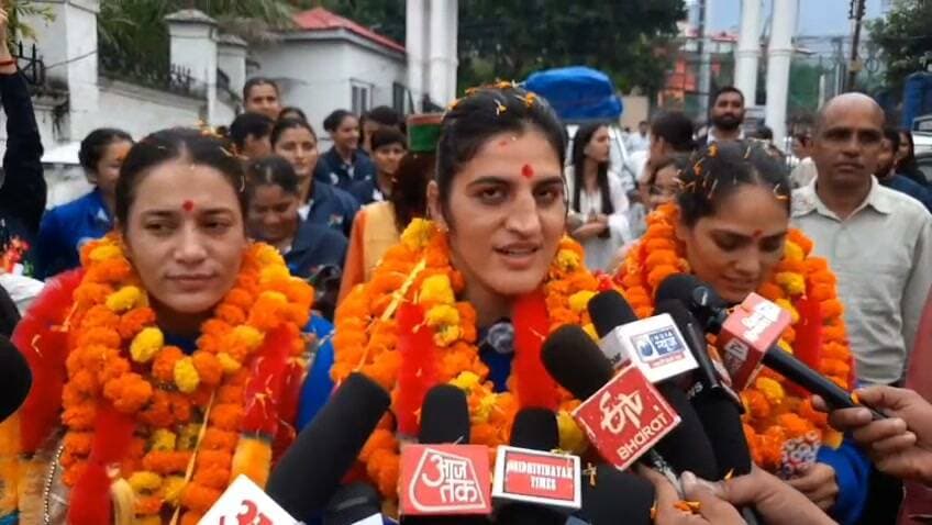 मुबारक हिमाचल...
एशियन गेम्स में तिरंगा लहराकर गोल्ड जीतने वाली हिमाचल की स्वर्ण-कन्याएं पहुंचीं धर्मशाला, पुष्पा राणा की कप्तानी में ज्योति ठाकुर और भावना ठाकुर का ढोल-नगाड़ों के साथ भव्य स्वागत… .
भारत माता के जयकारों से गूंजा पूरा माहौल, बेटियों की ऐतिहासिक जीत पर हिमाचल को गर्व...