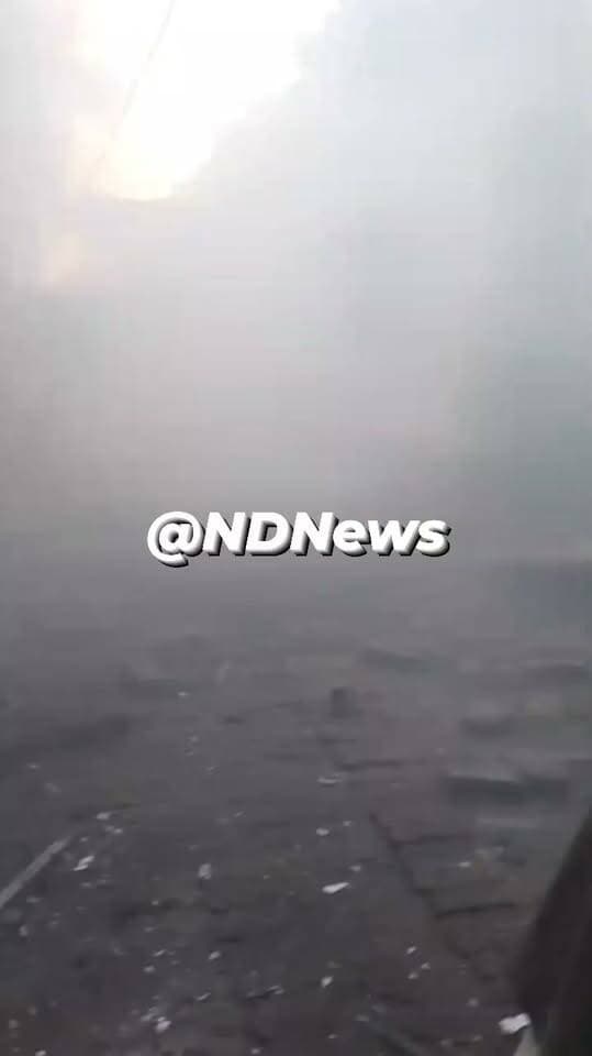 फतेहपुर में संदिग्ध सिलेंडर ब्लास्ट के बाद दो मंजिला मकान ढहा, कई लोगों के दबे होने की आशंका
मलवा कस्बे में रेस्क्यू ऑपरेशन जारी, पुलिस और राहत टीम मौके पर जुटी
हादसे की असली वजह जांच के बाद होगी स्पष्ट, प्रशासन ने लोगों से अफवाहों से बचने की अपील की
उत्तर प्रदेश के फतेहपुर जनपद के मलवा थाना क्षेत्र स्थित कस्बे में रविवार को एक दर्दनाक हादसे से अफरा-तफरी मच गई। प्रारंभिक जानकारी के अनुसार फल विक्रेता सोनेलाल गुप्ता के दो मंजिला मकान में खाना बनाते समय कथित रूप से सिलेंडर ब्लास्ट जैसी घटना हुई, जिसके बाद पूरी इमारत भरभराकर ढह गई। घटना के बाद इलाके में चीख-पुकार मच गई और स्थानीय लोगों ने तुरंत पुलिस एवं प्रशासन को सूचना दी।
मौके पर पहुंची पुलिस, फायर सर्विस तथा रेस्क्यू टीम ने मलबे में दबे लोगों को सुरक्षित निकालने के लिए राहत एवं बचाव अभियान शुरू कर दिया। स्थानीय लोगों के अनुसार हादसे के समय मकान के भीतर कई लोग मौजूद थे। हालांकि, कितने लोग मलबे में दबे हैं और कितने घायल हुए हैं, इसकी आधिकारिक पुष्टि अभी नहीं की गई है।
प्रारंभिक स्तर पर घटना का कारण सिलेंडर ब्लास्ट बताया जा रहा है, लेकिन प्रशासन का कहना है कि विस्फोट और मकान गिरने की वास्तविक वजह जांच पूरी होने के बाद ही स्पष्ट होगी। पुलिस और संबंधित विभाग घटनास्थल का निरीक्षण कर साक्ष्य जुटा रहे हैं। फॉरेंसिक टीम की जांच रिपोर्ट के बाद ही हादसे के कारणों पर अंतिम निष्कर्ष सामने आएगा।
घटना के बाद पूरे कस्बे में दहशत का माहौल है। स्थानीय नागरिक भी राहत कार्य में प्रशासन का सहयोग कर रहे हैं। घायलों को तत्काल उपचार के लिए अस्पताल भेजा जा रहा है और मलबा हटाने का कार्य लगातार जारी है।
प्रशासन ने लोगों से अपील की है कि घटना से जुड़ी अपुष्ट या भ्रामक सूचनाएं सोशल मीडिया पर साझा न करें तथा केवल आधिकारिक जानकारी पर ही भरोसा करें। यदि जांच में किसी प्रकार की लापरवाही सामने आती है तो नियमानुसार कार्रवाई की जाएगी।
यह हादसा एक बार फिर घरेलू गैस सुरक्षा और पुराने भवनों की समय-समय पर जांच की आवश्यकता को रेखांकित करता है। विशेषज्ञों का मानना है कि गैस रिसाव, पाइपलाइन की खराबी अथवा अन्य तकनीकी कारणों की नियमित जांच ऐसे हादसों को रोकने में महत्वपूर्ण भूमिका निभा सकती है।
एनडी न्यूज़ की अपील
गैस सिलेंडर का उपयोग करते समय सभी सुरक्षा मानकों का पालन करें। गैस रिसाव की आशंका होने पर तुरंत सिलेंडर का रेगुलेटर बंद करें, बिजली के स्विच का प्रयोग न करें और संबंधित गैस एजेंसी अथवा फायर सर्विस को सूचना दें। प्रशासन से अनुरोध है कि घटना की निष्पक्ष जांच कर पीड़ित परिवार को शीघ्र राहत एवं आवश्यक सहायता उपलब्ध कराई जाए।
सुरक्षा के सुझाव
गैस सिलेंडर और रेगुलेटर की नियमित जांच कराएं।
गैस रिसाव महसूस होने पर तुरंत स्थान खाली करें और संबंधित विभाग को सूचना दें।
पुराने एवं जर्जर भवनों का समय-समय पर तकनीकी परीक्षण कराएं।
आपात स्थिति में फायर सर्विस और पुलिस को तत्काल सूचना दें।
किसी भी अपुष्ट जानकारी को सोशल मीडिया पर साझा करने से बचें।
📝 डिस्क्लेमर (ND NEWS | दैनिक निष्पक्ष धारा)
यह समाचार प्रारंभिक उपलब्ध जानकारी पर आधारित है। घटना के वास्तविक कारणों की पुष्टि पुलिस, फॉरेंसिक जांच एवं प्रशासनिक जांच के बाद ही होगी। आधिकारिक रिपोर्ट प्राप्त होने पर समाचार को आवश्यकतानुसार अपडेट किया जाएगा।
👇👇👇
#NDNews #दैनिक_निष्पक्ष_धारा #Fatehpur #Malwan #CylinderBlast #BuildingCollapse #RescueOperation #FatehpurPolice #FireService #UPPolice #BreakingNews #DisasterResponse
👇👇
@dgpup
@RSSorg
@UPGovt
@wpl1090
@RSSgeet
@Uppolice
@MIB_India
@PMOIndia
@HMOIndia
@abmanglik
@VHPDigital
@igrangealld
@myogioffice
@InfoDeptUP
@dmfatehpur
@sdmsadarftp
@CMOfficeUP
@CMOUP_RC
@UPPRD1948
@ChiefSecyUP
@ChiefSecyUP
@MahantYogiG
@FatehpurSdm
@fatehpurpolice
@BajrangDalOrg
@rashtrapatibhvn
@UPMahilaKalyan
@112UttarPradesh
@myogiadityanath
@CommissionerPrg
@ADGZonPrayagraj
@UPFireService
@UPSDMA
👇👇👇
🟥 ND NEWS | दैनिक निष्पक्ष धारा
मुख्य संपादक / संस्थापक: राजन सिंह हाड़ा
सह-संपादक: शालिनी सिंह भदौरिया
✒️ रिपोर्ट : जिला ब्यूरो, फतेहपुर
📍 कार्यालय-3: U158, हीरा स्वीट्स के पास, विकास मार्ग, लक्ष्मी नगर, पूर्वी दिल्ली, पिन कोड – 110092 (NCR)
📍 कार्यालय-2: विधानसभा रोड, बर्लिंगटन चौराहा, लखनऊ (226001) (UP)
📍 कार्यालय-1: 1/1 अटल बिहारी चौराहा, नियर बर्मा चौराहा, फतेहपुर (212601) (UP)
📅 दिनांक: 28 सितंबर 2026
📆 दिन: सोमवार
📧 Email: ndnewschannel@gmail.com
📞 मोबाइल: 096961 19696