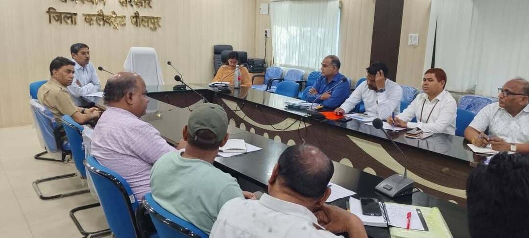 साप्ताहिक समीक्षा बैठक आयोजित
आवारा व पालतू कुत्तों, बंदर, सर्प व अन्य किसी जानवर के काटे जाने तत्काल अपने नजदीकी चिकित्सालय में लगवाएं वैक्सीन-एडीएम
धौलपुर, 28 सितम्बर। फ्लैगशिप योजनाओं, बजट घोषणाओं, विद्युत एवं पेयजल आपूर्ति तथा मौसमी बीमारियों की रोकथाम को लेकर साप्ताहिक समीक्षा बैठक का आयोजन जिला कलेक्ट्रेट सभागार में अतिरिक्त जिला कलक्टर हरिराम मीना की अध्यक्षता में किया गया।
उन्होंने विद्युत विभाग को निर्देश देते हुए कहा कि विद्युत की निर्बाध आपूर्ति सुनिश्चित की जाए, जिससे आमजन को किसी प्रकार की परेशानी का सामना नहीं करना पड़े। उन्होंने कहा कि विद्युत के अवैध कनेक्शनों के विरूद्ध कार्यवाही किया जाना सुनिश्चित करें। बरसात के दौरान प्रभावित क्षेत्रों में विद्युत आपूर्ति शीघ्र बहाल करने, झूलते हुए तारों को कसने तथा विद्युत लाइनों के आसपास स्थित टेढ़े-मेढ़े पेड़ों की पहचान कर नियमानुसार हटाने के निर्देश दिए।
उन्होंने जलदाय विभाग की समीक्षा के दौरान एफएचटीसी तथा ब्लॉकवार शहरी कार्यों की भौतिक प्रगति की समीक्षा करते हुए कार्य की गति बढ़ाने के निर्देश दिए। नगर परिषद अधिकारियों को नालों की साफ-सफाई सुनिश्चित करने तथा जलभराव वाले क्षेत्रों में तत्काल जल निकासी की व्यवस्था करने के निर्देश दिए। उन्होंने सड़कों के किनारे जलभराव से उत्पन्न गड्ढों की मरम्मत कराने, सड़क पर निर्माण सामग्री के कारण यातायात प्रभावित होने की स्थिति में उसे हटवाने तथा सॉलिड वेस्ट प्लांट की प्रगति में तेजी लाने के निर्देश दिए। बैठक के दौरान अतिरिक्त जिला कलक्टर ने आवारा कुत्तों, बंदर, सर्प व अन्य जानवरों के आमजन को काटने के मामलों पर चिंता व्यक्त करते हुए चिकित्सा विभाग को पर्याप्त तैयारी रखने के निर्देश दिए। जिसपर उपमुख्य चिकित्सा एवं स्वास्थ्य अधिकारी ने जानकारी देते हुए कहा कि आवारा व पालतू कुत्तों, बंदर, सर्प व अन्य किसी जानवर के काटे जाने पर उस स्थान को नल के नीचे बहते हुए पानी व साबुन से 15 मिनट तक अच्छे से धोऐं तथा तत्काल अपने नजदीकी चिकित्सालय में वैक्सीन लगवाएं। किसी भी झाड़-फूक व ओझा के चक्कर में ना पड़े। उन्होंने कहा कि घरों में पालतू जानवर रखने वाले व्यक्ति भी अपने पालतू जानवरों का वैक्सीनेशन करवाएं जिससे कोई गंभीर समस्या का खतरा ना हो पाएं। अतिरिक्त जिला कलक्टर ने नगर परिषद के अधिकारियों को निर्देश देते हुए कहा कि आवारा कुत्तों व बंदरों को पकड़कर उनका भी वैक्सीनेशन करवाया जाना सुनिश्चित करें।
बैठक में राजस्थान सम्पर्क पोर्टल, जिला स्तरीय जनसुनवाई एवं प्रतिदिन जनसुनवाई में प्राप्त लंबित परिवादों की विभागवार समीक्षा की गई। उन्होंने निर्देश दिए कि लंबित प्रकरणों का गुणवत्तापूर्ण एवं समयबद्ध निस्तारण किया जाए। साथ ही न्यूज पेपर कटिंग्स पर भी चर्चा करते हुए संबंधित अधिकारियों को आवश्यक कार्रवाई के निर्देश दिए।
मुख्यमंत्री कार्यालय से प्राप्त परिवादों की समीक्षा करते हुए उन्होंने कहा कि इन प्रकरणों को अत्यंत संवेदनशीलता एवं प्राथमिकता से लेते हुए त्वरित एवं तर्कसंगत समाधान किया जाना सुनिश्चित करें। उन्होंने कहा कि आमजन को किसी प्रकार की असुविधा न हो, इसका विशेष ध्यान रखा जाए। बैठक में मुख्य कार्यकारी अधिकारी जिला परिषद श्रेष्ठा सहित सम्बन्धित विभागीय अधिकारी उपस्थित रहे।