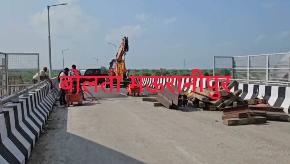 झांसी मोठ समथर ओवर ब्रिज क्षतिग्रस्त होने की अफवाह से मचा हड़कंप मौके पर ग्रीसिंग का काम जारी
