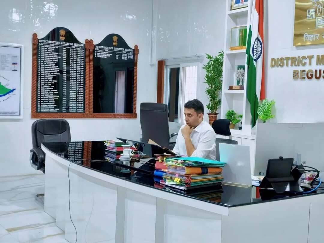 आज दिनांक 28 सितंबर 2026 को मुख्य सचिव, बिहार की अध्यक्षता में वीडियो कॉन्फ्रेंसिंग के माध्यम से खाद्य एवं उपभोक्ता संरक्षण विभाग के अंतर्गत संचालित विभिन्न योजनाओं एवं कार्यक्रमों, विशेष रूप से PNG एवं CNG नेटवर्क के विस्तार एवं प्रगति की समीक्षा की गई।
मुख्य सचिव द्वारा पीएनजी कनेक्शन से जुड़े कार्यों में तेजी लाने तथा निर्धारित लक्ष्यों के अनुरूप कार्यों को समयबद्ध तरीके से पूरा करने का निर्देश दिया गया। उन्होंने आम लोगों को पीएनजी गैस कनेक्शन के लाभ, प्रक्रिया एवं उपलब्ध सुविधाओं के संबंध में जागरूक करने के लिए व्यापक जागरूकता अभियान चलाने पर भी बल दिया, ताकि अधिक से अधिक लोग इस सुविधा का लाभ उठा सकें।
बैठक में जिला पदाधिकारी, बेगूसराय श्री रिची पांडेय सहित संबंधित विभागों के पदाधिकारी एवं अन्य अधिकारी वीडियो कॉन्फ्रेंसिंग के माध्यम से भाग लिया।
IPRD Bihar
#cmsamrat