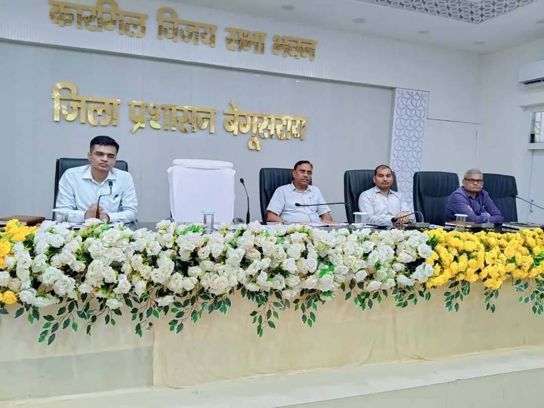 समाहरणालय स्थित कारगिल विजय सभा भवन में उप विकास आयुक्त श्री आकाश चौधरी की अध्यक्षता में जिला स्तरीय समन्वय समिति की बैठक आयोजित की गई। बैठक में जीविका, ग्रामीण विकास, स्वास्थ्य, शिक्षा, लघु जल संसाधन एवं कृषि सिंचाई सहित विभिन्न विभागों की योजनाओं की प्रगति की समीक्षा की गई। जीविका के तहत जिले में 38,585 स्वयं सहायता समूहों से 4,67,008 परिवारों के जुड़ने की जानकारी दी गई। स्वास्थ्य विभाग के तहत 20 लाख आभा आईडी निर्माण तथा एनीमिया मुक्त बिहार अभियान में 2,55,301 लोगों की स्क्रीनिंग पूरी होने की जानकारी दी गई।
बैठक में स्वच्छता ही सेवा 2026 अभियान के तहत 30 सितंबर को आयोजित होने वाले ‘सफाई मित्र सुरक्षा एवं सम्मान शिविर’ की तैयारियों की भी समीक्षा की गई। शिविर में सफाई मित्रों एवं उनके परिजनों का निःशुल्क स्वास्थ्य परीक्षण कराने तथा उन्हें आवास, नल-जल, शौचालय, बिजली, उज्ज्वला, आयुष्मान, बीमा, टीकाकरण, ऋण एवं बैंकिंग सहित विभिन्न सामाजिक सुरक्षा एवं कल्याणकारी योजनाओं से जोड़ने की कार्रवाई की जाएगी। उप विकास आयुक्त ने सभी प्रखंड विकास पदाधिकारियों को आवश्यक तैयारियां समय पर पूर्ण करने का निर्देश दिया।
IPRD Bihar
Swachh Begusarai
#cmsamrat