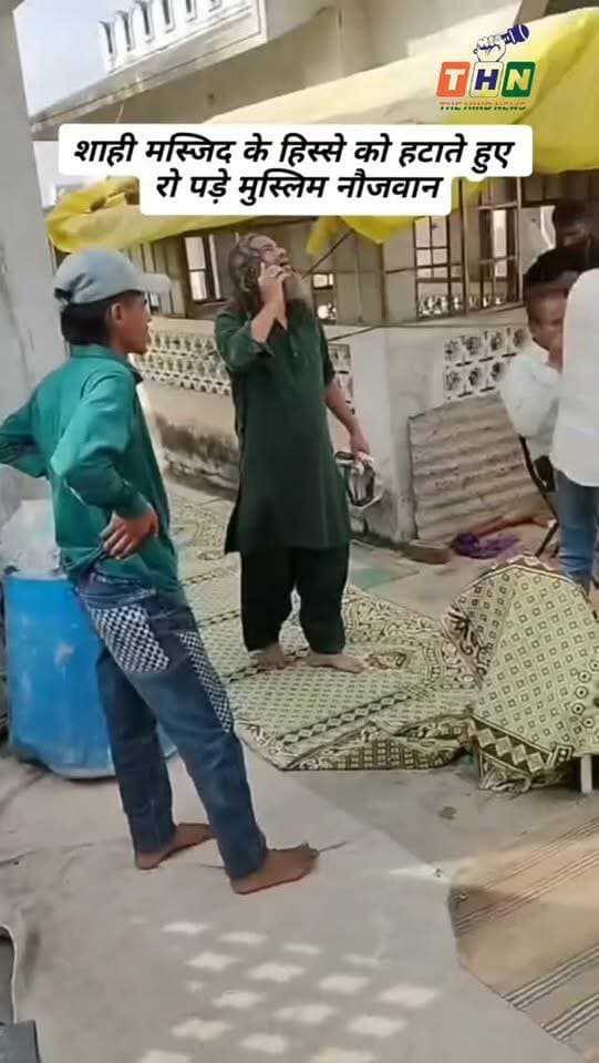 उज्जैन में शाही मस्जिद के हिस्से को अपने हाथ से हटाते हुए बाहुक हो पड़े मुस्लिम नौजवान, फुट फूट रोने लगे #agar #ujjainviralvideo #ujjain #masjid #jamamasjid