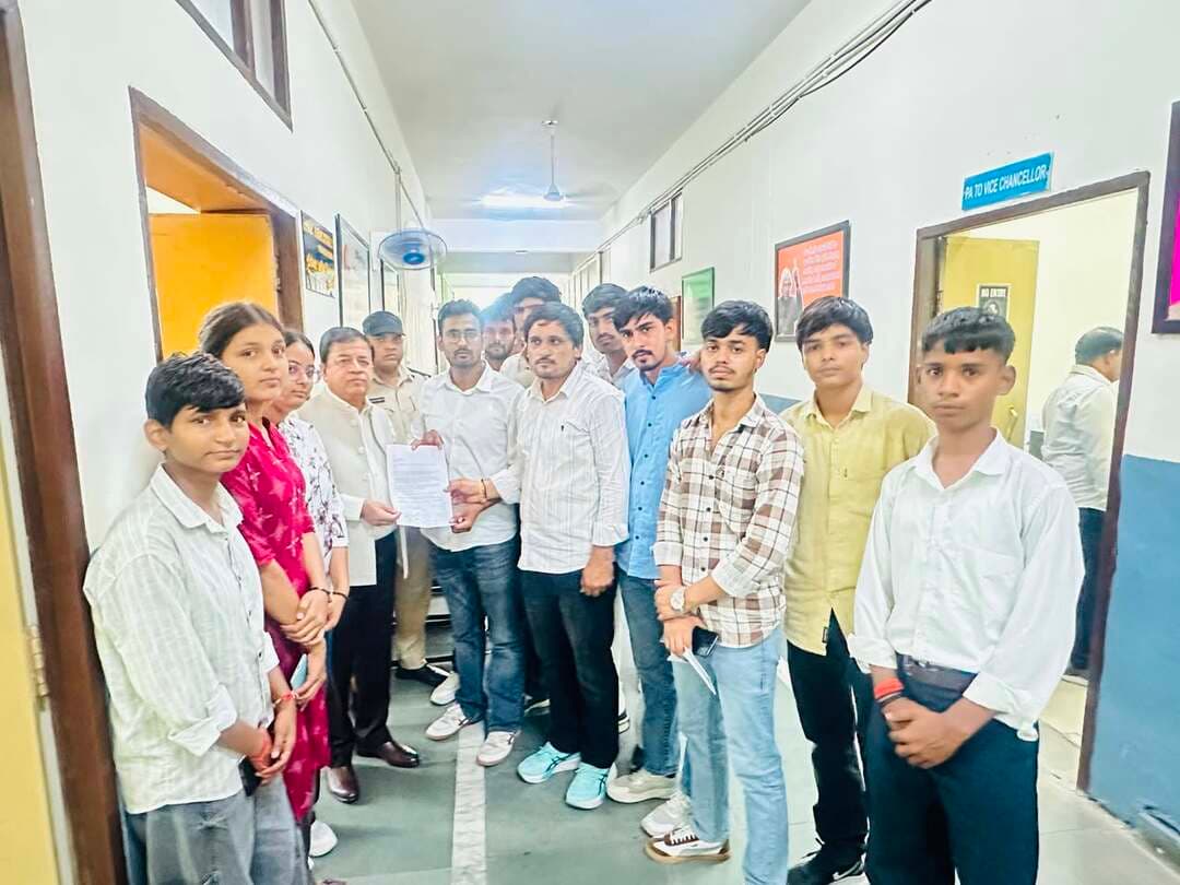 इंदिरा गांधी विश्वविद्यालय, मीरपुर में शहीद भगत सिंह जयंती पर NSUI ने विश्वविद्यालय में निकाली यात्रा, भगत सिंह चौक पर अर्पित की पुष्पमालाएं; चौक का नाम शहीद भगत सिंह के नाम पर रखने की मांग
रवि मसीत के नेतृत्व में NSUI ने कुलपति को सौंपा ज्ञापन, विश्वविद्यालय परिसर में शहीद भगत सिंह के विचारों को सम्मान देने की अपील
रेवाड़ी, 28 सितंबर। शहीद-ए-आज़म भगत सिंह की जयंती के अवसर पर इंदिरा गांधी विश्वविद्यालय, मीरपुर में NSUI द्वारा छात्र नेता रवि मसीत के नेतृत्व में एक यात्रा निकाली गई। इस दौरान NSUI कार्यकर्ताओं एवं विद्यार्थियों ने शहीद भगत सिंह के विचारों को याद करते हुए उनके आदर्शों पर चलने का संकल्प लिया। यात्रा के उपरांत मीरपुर स्थित भगत सिंह चौक पर शहीद भगत सिंह को पुष्पमालाएं अर्पित कर भावभीनी श्रद्धांजलि दी गई।
इस अवसर पर NSUI छात्र नेता रवि मसीत के नेतृत्व में विश्वविद्यालय के कुलपति को एक ज्ञापन भी सौंपा गया। ज्ञापन के माध्यम से मांग की गई कि इंदिरा गांधी विश्वविद्यालय, मीरपुर के परिसर में स्थित चौक का नामकरण शहीद-ए-आज़म भगत सिंह के नाम पर किया जाए, ताकि विश्वविद्यालय में पढ़ने वाले विद्यार्थियों को उनके क्रांतिकारी विचारों, त्याग, साहस और देशभक्ति से प्रेरणा मिल सके। NSUI ने कहा कि विश्वविद्यालय परिसर में शहीद भगत सिंह के नाम पर चौक का नामकरण करना उनके बलिदान और विचारधारा के प्रति सम्मान व्यक्त करने का एक सार्थक कदम होगा।
मसीत ने कहा — युवाओं के आदर्श हैं शहीद भगत सिंह
छात्र नेता रवि मसीत ने कहा कि शहीद भगत सिंह केवल स्वतंत्रता सेनानी ही नहीं, बल्कि देश के युवाओं के लिए क्रांति, साहस, समानता और अन्याय के विरुद्ध संघर्ष के प्रतीक हैं। उन्होंने देश की आजादी के लिए अपना जीवन बलिदान कर दिया। उनके विचार आज भी युवाओं को समाज में व्याप्त अन्याय के खिलाफ आवाज उठाने और देश के निर्माण में अपनी भूमिका निभाने की प्रेरणा देते हैं।
रवि मसीत ने कहा हमारा उद्देश्य केवल शहीद भगत सिंह की जयंती मनाना नहीं, बल्कि उनके विचारों को विद्यार्थियों के बीच जीवित रखना है। विश्वविद्यालय शिक्षा के साथ-साथ सामाजिक चेतना और देश के प्रति जिम्मेदारी की भावना विकसित करने का केंद्र भी है। यदि विश्वविद्यालय परिसर के चौक का नाम शहीद भगत सिंह के नाम पर रखा जाता है, तो यह आने वाली पीढ़ियों को उनके संघर्ष और बलिदान की याद दिलाएगा।
उन्होंने आगे कहा कि NSUI विद्यार्थियों के अधिकारों, बेहतर शिक्षा व्यवस्था और सामाजिक न्याय के मुद्दों को लगातार उठाती रहेगी। शहीद भगत सिंह के विचारों से प्रेरणा लेकर युवाओं को शिक्षा, समानता और अधिकारों के लिए जागरूक होना चाहिए।
NSUI प्रदेश सचिव जितेंद्र यादव ने कहा कि शहीद भगत सिंह का जीवन और उनका संघर्ष देश के प्रत्येक युवा के लिए प्रेरणास्रोत है। उन्होंने कहा कि विश्वविद्यालयों में ऐसे महापुरुषों के नाम पर स्थानों का नामकरण होना चाहिए, ताकि विद्यार्थियों को अपने देश के इतिहास, स्वतंत्रता संग्राम और क्रांतिकारियों के बलिदान के बारे में जानने का अवसर मिले।
जितेंद्र यादव ने कहा कि भगत सिंह के विचारों को केवल पुस्तकों तक सीमित नहीं रखना चाहिए, बल्कि उन्हें विद्यार्थियों के जीवन और सामाजिक व्यवहार का हिस्सा बनाना चाहिए। विश्वविद्यालय में चौक का नाम उनके नाम पर रखने की मांग इसी दिशा में एक महत्वपूर्ण पहल है।
कार्यक्रम के दौरान NSUI कार्यकर्ताओं और विद्यार्थियों ने शहीद भगत सिंह को श्रद्धांजलि अर्पित करते हुए उनके आदर्शों पर चलने का संकल्प लिया। NSUI ने विश्वविद्यालय प्रशासन से ज्ञापन पर सकारात्मक विचार करते हुए चौक का नाम शहीद भगत सिंह के नाम पर रखने की मांग पर उचित निर्णय लेने की अपील की।हनी यादव गौरव शर्मा जयन्त विशाल भूपेन्द्र ईशांत हर्ष आशीष अक्की भूपेन्द्र सुभम यश राहुल राकेश निखिल भविष्य रीधी शर्मा जया झा सागर इत्यादि उपस्थित रहे