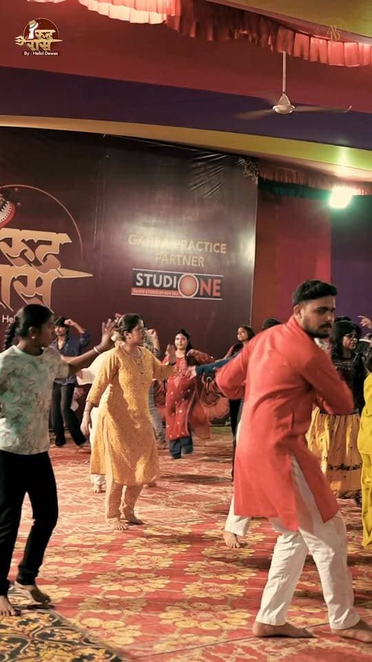 शक्ति किसी एक रूप में नहीं, हर नारी में निवास करती है।
और देवास की इस पावन धरा पर, जहाँ माँ तुलजा भवानी और माँ चामुंडा का आशीर्वाद हर दिशा में महसूस होता है, वहाँ शक्ति केवल मंदिरों में नहीं—हर कोने में, हर तन में और हर मन में निवास करती है।
इस नवरात्रि आइए, उसी शक्ति का उत्सव मनाएँ…
माँ की आराधना, भक्ति और गरबा की उस परंपरा का हिस्सा बनें, जहाँ हर कदम माँ के चरणों में समर्पित हो।
आइए, इस नवरात्रि शक्ति के इस पावन उत्सव में शामिल हों—RUDRAAS के साथ।
जय माता दी।
💃 प्रैक्टिस सेशन: 10 सितम्बर – 10 अक्टूबर
⏰ बैच 1: शाम 7:00 – 8:30 बजे
⏰ बैच 2: शाम 8:30 – 10:00 बजे
🎁*खास बोनस: 3-दिन के पारंपरिक गरबा महोत्सव पास बिल्कुल फ्री! 🥁✨*
📞 रजिस्ट्रेशन के लिए: 75666 95280