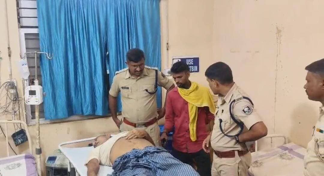 दो पड़ोसी परिवारों के बीच मामूली विवाद में खूनी संघर्ष, वृद्ध की मौत, छह आरोपी गिरफ्तार
बक्सर । सिमरी थाना क्षेत्र के खैरापट्टी गांव में रविवार की शाम मामूली विवाद ने हिंसक रूप ले लिया। दो पड़ोसी परिवारों के बीच हुए विवाद के बाद जमकर लाठी-डंडे चले। मारपीट में सिर में गंभीर चोट लगने से वृद्ध श्रीराम रजक गंभीर रूप से घायल हो गए। परिजन उन्हें तत्काल सामुदायिक स्वास्थ्य केंद्र लेकर पहुंचे, जहां इलाज के दौरान चिकित्सकों ने उन्हें मृत घोषित कर दिया।
घटना की सूचना मिलते ही सिमरी थाना पुलिस मौके पर पहुंची और शव को कब्जे में लेकर पोस्टमार्टम के लिए भेज दिया। बताया जाता है कि रविवार शाम करीब सात बजे थूकने को लेकर दोनों पक्षों के बीच विवाद शुरू हुआ था। देखते ही देखते कहासुनी मारपीट में बदल गई।
मृतक के परिजनों ने पड़ोसी भृगुनाथ रजक के परिवार के सदस्यों पर मारपीट करने का आरोप लगाया है। परिजनों का आरोप है कि मारपीट में गंभीर चोट लगने के कारण श्रीराम रजक की मौत हुई।
घटना की जानकारी मिलने पर डुमरांव एसडीपीओ समीर कुमार सिंह भी मौके पर पहुंचे और घटनास्थल का जायजा लिया। उन्होंने पीड़ित पक्ष से घटना की जानकारी लेते हुए पुलिस अधिकारियों को आवश्यक निर्देश दिए।
मामले में सिमरी थाना पुलिस ने सोमवार सुबह छह आरोपियों को गिरफ्तार कर जेल भेज दिया। पुलिस पूरे घटनाक्रम की जांच कर रही है। घटना के बाद गांव में तनाव की स्थिति को देखते हुए अतिरिक्त पुलिस बल की तैनाती की गई है। पुलिस अधिकारियों का कहना है कि जांच में सामने आए तथ्यों के आधार पर आगे की कार्रवाई की जाएगी।
