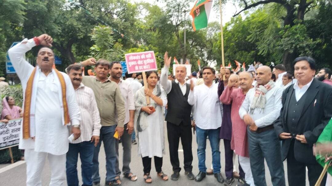 चुनाव आयोग के खिलाफ कांग्रेस के प्रदर्शन में शामिल हुए अनिरुद्ध सिंह
बक्सर । मुख्य चुनाव आयुक्त ज्ञानेश कुमार के खिलाफ कांग्रेस पार्टी द्वारा देशभर में आयोजित धरना-प्रदर्शन के क्रम में दिल्ली में भी कांग्रेस नेताओं एवं कार्यकर्ताओं ने प्रदर्शन किया। इस प्रदर्शन में बक्सर जिले के धरौली गांव निवासी एवं दिल्ली प्रदेश पूर्वांचल कांग्रेस के उपाध्यक्ष अनिरुद्ध सिंह भी शामिल हुए।
अनिरुद्ध सिंह ने कहा कि कांग्रेस पार्टी चुनाव आयोग की कार्यप्रणाली और मुख्य चुनाव आयुक्त ज्ञानेश कुमार से जुड़े मुद्दों को लेकर देशभर में लोकतांत्रिक तरीके से विरोध दर्ज करा रही है। उन्होंने कहा कि इसी क्रम में दिल्ली में आयोजित प्रदर्शन में उन्होंने भी पार्टी के नेताओं एवं कार्यकर्ताओं के साथ भाग लिया।
प्रदर्शन में दिल्ली पूर्वांचल कांग्रेस के अध्यक्ष डॉ. सुधांशु यादव, महासचिव सूरज कुमार, अधिवक्ता चंद्रशेखर, सचिव नरेश यादव, कांग्रेस नेता सतीश कुमार सहित बड़ी संख्या में कांग्रेस नेता एवं कार्यकर्ता मौजूद रहे।
अनिरुद्ध सिंह ने कहा कि कांग्रेस लोकतांत्रिक संस्थाओं की पारदर्शिता और निष्पक्षता से जुड़े मुद्दों को लगातार उठाती रहेगी। उन्होंने कार्यकर्ताओं से लोकतांत्रिक तरीके से अपनी आवाज बुलंद करने का आह्वान किया।