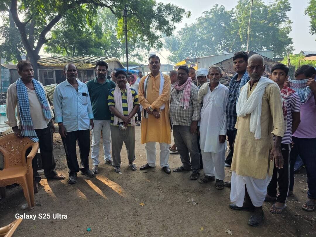 कांग्रेस नेता हरिनारायण उपाध्याय के निधन से कांग्रेस परिवार में शोक, नेताओं ने दी श्रद्धांजलि
- डॉ. मनोज पांडे ने कहा- एक अभिभावक का साया उठ गया, मुक्ति धाम पर नम आंखों से दी अंतिम विदाई
बक्सर । बक्सर जिला कांग्रेस कमेटी के पूर्व उपाध्यक्ष अनिल उपाध्याय के पिता हरिनारायण उपाध्याय के आकस्मिक निधन से कांग्रेस परिवार में शोक की लहर है। निधन की खबर मिलते ही कांग्रेस नेताओं एवं कार्यकर्ताओं ने गहरी संवेदना व्यक्त की। सोमवार को बक्सर मुक्ति धाम पर कांग्रेसजनों एवं क्षेत्र के गणमान्य लोगों ने नम आंखों से उन्हें अंतिम विदाई दी।
निधन की सूचना मिलने पर बिहार प्रदेश कांग्रेस कमेटी के सदस्य एवं बक्सर जिला कांग्रेस कमेटी के पूर्व अध्यक्ष डॉ. मनोज पांडे उनके पैतृक आवास पहुंचे। उन्होंने शोकाकुल परिवार से मुलाकात कर संवेदना व्यक्त की और दिवंगत आत्मा को श्रद्धांजलि अर्पित की। उन्होंने कहा कि दुख की इस घड़ी में पूरा कांग्रेस परिवार अनिल उपाध्याय एवं उनके परिवार के साथ खड़ा है।
मुक्ति धाम पर श्रद्धांजलि के दौरान डॉ. मनोज पांडे ने कहा कि हरिनारायण उपाध्याय का निधन उनके लिए व्यक्तिगत रूप से अपूरणीय क्षति है। उन्होंने कहा, “उनका जाना एक अभिभावक के चले जाने के समान है। वे केवल अनिल उपाध्याय के पिता नहीं, बल्कि हम सभी कांग्रेसजनों के लिए स्नेही अभिभावक और मार्गदर्शक के समान थे।” उन्होंने उनके स्नेह, आशीर्वाद और आत्मीय व्यवहार को याद करते हुए कहा कि उनकी कमी लंबे समय तक महसूस होती रहेगी।
डॉ. पांडे ने कहा कि हरिनारायण उपाध्याय कांग्रेस की विचारधारा और कांग्रेस परिवार से आत्मीय रूप से जुड़े रहे। सरल, सहज एवं मिलनसार स्वभाव के कारण वे सभी के बीच सम्मानित थे और लोगों के सुख-दुःख में सहभागी रहते थे।
बिहार प्रदेश कांग्रेस कमेटी के सदस्य डॉ. प्रमोद ओझा ने भी शोक व्यक्त करते हुए कहा कि उनके निधन से कांग्रेस परिवार ने एक वरिष्ठ अभिभावक खो दिया है। उन्होंने कहा कि उनका स्नेह, मार्गदर्शन और आत्मीय व्यवहार हमेशा स्मृतियों में बना रहेगा।
वहीं, डॉ. सत्येंद्र ओझा ने कहा कि हरिनारायण उपाध्याय का निधन कांग्रेस परिवार के लिए बड़ी क्षति है। उन्होंने उन्हें नेकदिल, जिंदादिल और सभी के प्रति भाईचारे की भावना रखने वाला व्यक्ति बताया।
श्रद्धांजलि देने वालों में डॉ. सत्येंद्र ओझा, रोहित उपाध्याय, भोला ओझा, कुमकुम देवी, जिला किसान प्रकोष्ठ अध्यक्ष संजय कुमार पांडे, जिला अति पिछड़ा प्रकोष्ठ अध्यक्ष विनोद कुशवाहा, उपेंद्र पांडे, त्रिजोगी नारायण मिश्रा, महेंद्र चौबे, विश्वामित्र उपाध्याय सहित बड़ी संख्या में कांग्रेस नेता, पदाधिकारी, कार्यकर्ता, सामाजिक कार्यकर्ता एवं क्षेत्र के गणमान्य लोग मौजूद रहे। कांग्रेसजनों ने दो मिनट का मौन रखकर दिवंगत आत्मा की शांति के लिए प्रार्थना की।