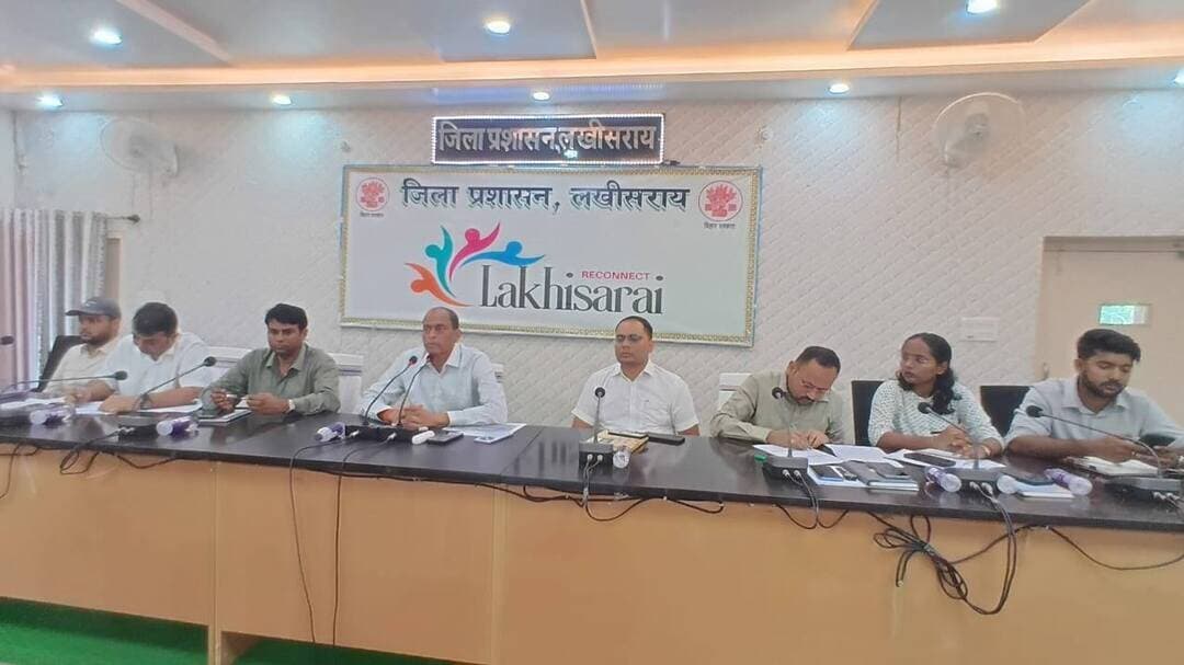 जिला समन्वय समिति की बैठक में योजनाओं की प्रगति की हुई समीक्षा, लंबित मामलों के त्वरित निष्पादन का निर्देश
आज दिनांक 28.09.2026 को जिला पदाधिकारी, श्री शैलेंद्र कुमार की अध्यक्षता में जिला स्तरीय समन्वय समिति की समीक्षा बैठक का आयोजन समाहरणालय स्थित मंत्रणा कक्ष में किया गया।
बैठक में जिला समन्वय समिति की बैठक से संबंधित बिंदुओं, स्वास्थ्य एवं पोषण, भूमि उपलब्धता की स्थिति, समेकित बाल विकास योजना, आधारभूत संरचना एवं उपयोगिताओं तथा प्रमुख योजनाओं की प्रगति की समीक्षा की गई। जिला पदाधिकारी ने संबंधित पदाधिकारियों को योजनाओं के क्रियान्वयन में तेजी लाने तथा निर्धारित लक्ष्यों को समय सीमा के भीतर पूरा करने का निर्देश दिया।
इस दौरान जिला कोषागार से संबंधित पीएफएमएस, सीएफएमएस, dc बिल एवं ac बिल से संबंधित लंबित मामलों की भी समीक्षा की गई। जिला पदाधिकारी ने लंबित बिलों एवं प्रतिवेदनों का नियमानुसार शीघ्र निष्पादन सुनिश्चित करने तथा अनावश्यक विलंब नहीं करने का निर्देश दिया।
बैठक में जन शिकायत से संबंधित लंबित आवेदनों, जनता की समस्याओं के निष्पादन, शिविरों के आयोजन एवं सहयोग शिविर से संबंधित कार्यों की भी समीक्षा की गई। जिला पदाधिकारी ने अधिकारियों को प्राप्त शिकायतों का संवेदनशीलता एवं प्राथमिकता के साथ निष्पादन करने तथा संबंधित आवेदकों को समय पर राहत उपलब्ध कराने का निर्देश दिया।
शिक्षा विभाग की समीक्षा के क्रम में विद्यालयों में छात्र-छात्राओं की उपस्थिति, मध्याह्न भोजन योजना, विद्यालय भवन एवं अन्य आधारभूत संरचनाओं की स्थिति पर चर्चा की गई। भवन निर्माण से संबंधित कार्यों को गुणवत्तापूर्ण एवं निर्धारित समय सीमा के भीतर पूर्ण कराने का निर्देश संबंधित पदाधिकारियों को दिया गया।
जिला पदाधिकारी ने सभी संबंधित पदाधिकारियों को आपसी समन्वय के साथ कार्य करते हुए लंबित मामलों का जल्द से जल्द निष्पादन सुनिश्चित करने तथा योजनाओं की नियमित निगरानी करने का निर्देश दिया। उन्होंने कहा कि जनहित से जुड़े कार्यों में किसी भी स्तर पर अनावश्यक विलंब नहीं होना चाहिए।
बैठक में अपर समाहर्ता श्री नीरज कुमार, विकास शाखा प्रभारी श्री दिवाकर कुमार, अनुमंडल पदाधिकारी श्री प्रभाकर कुमार, भूमि सुधार उपसमाहर्ता श्री राहुल कुमार, नजारत उप समाहर्ता सुश्री प्राची कुमारी, जिला जनसंपर्क पदाधिकारी श्री रवि कुमार, जिला परिवहन पदाधिकारी श्री मुकुल पंकज मनी एवं अन्य संबंधित पदाधिकारी उपस्थित रहे।