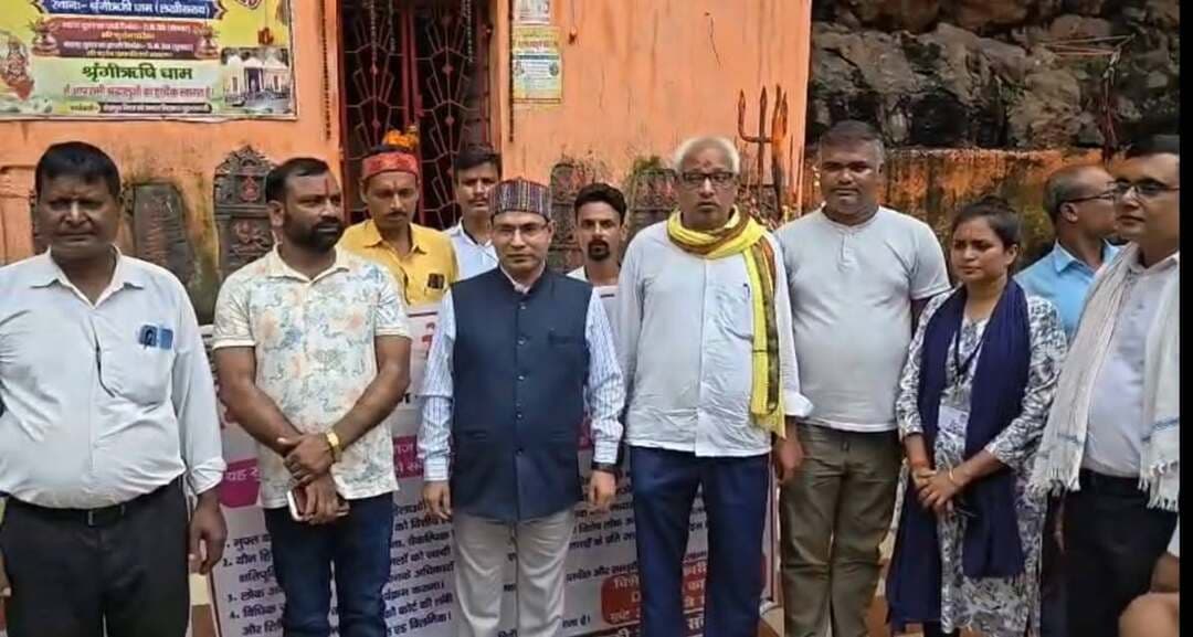 दिनांक 27.9.2026 को जिला विधिक सेवा प्राधिकार,लखीसराय की ओर से माननीय प्रधान जिला एवं सत्र न्यायाधीश सह अध्यक्ष जिला विधिक सेवा प्राधिकार,लखीसराय के मार्गदर्शन में लखीसराय जिले के अलग-अलग स्थान पर विश्व पर्यटन दिवस के अवसर पर विधिक जागरूकता कार्यक्रम किया गया। पर्यटन स्थल श्रृंगी ऋषि धाम, जलप्पा स्थान ,अशोक धाम, बड़हिया स्थित बाला त्रिपुर सुंदरी माता मंदिर स्थल पर पर कार्यक्रम किया गया। बाल विवाह मुक्त भारत, बाल श्रम मुक्त भारत अभियान एवं बाल हितैषी कानूनी सेवा योजना को लेकर भी विधिक जागरूकता कार्यक्रम किया गया। डालसा सचिव विधानंद सागर ने जिले में स्थित श्रृंगी ऋषि धाम पर हुए कार्यक्रम में भाग लिया। कार्यक्रम में पैनल अधिवक्ता रामानुज पांडेय ,अशोक कुमार ठाकुर पीएलबी पंकज कुमार भारती, कन्हैया कुमार, आरती कुमारी एवं अन्य हितधारी प्रतिनिधि की उपस्थिति रही। इस अवसर पर समाजसेवी सकलदेव बिंद भी उपस्थित रहे। कार्यक्रम को संबोधित करते हुए डालसा सचिव विधानंद सागर ने पर्यटकों की सुरक्षा, सम्मान और सुविधाओं को बढ़ाने हेतु प्रशासन एवं पुलिस महकमा से आह्वान किया । पहुंच मार्ग को और भी बेहतर बनाने की जरूरत बताई। बाल विवाह मुक्त भारत अभियान, बाल श्रम मुक्त भारत अभियान एवं बाल हितैषी कानूनी सेवा योजना को अक्षरशः धरातल पर उतारने हेतु व्यापक स्तर पर विधिक जागरूकता अभियान चलाए जाने की बात कही। इस संबंध में बताया कि सेंटर डायरेक्ट कवच परियोजना का इस हेतु तकनीकी सहयोग लिया जा रहा है। बाल हितेषी कानूनी सेवा योजना के बारे में विस्तार से चर्चा की गई। इस संबंध में पैनल अधिवक्तागण अपने संबोधन में कानूनी प्रावधान, योजनाओं एवं आ रही समस्याओं के बारे में बताया एवं इस संबंध में हो रहे विधिक जागरूकता कार्यक्रम को उपयोगी बताया ।