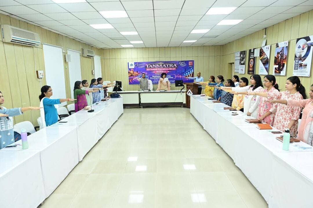 महिला अधिकारियों को लीडरशिप मंत्र
#BSL #BokaroSteel #WomenLeadership #LeadershipDevelopment #AIMA #bokaro #SAIL
#बोकारो स्टील प्लांट के मानव संसाधन ज्ञानार्जन एवं विकास केंद्र में 28 सितंबर को महिला अधिकारियों के लिए तीन दिवसीय ‘बिजनेस लीडरशिप डेवलपमेंट प्रोग्राम’ का शुभारंभ हुआ। 28 से 30 सितंबर तक चलने वाले इस कार्यक्रम का उद्देश्य महिला अधिकारियों की रणनीतिक सोच, वित्तीय समझ, नेतृत्व क्षमता और निर्णय लेने के कौशल को और मजबूत करना है।
AIMA के सहयोग से अनूठा सिमुलेशन आधारित प्रशिक्षण
ऑल इंडिया मैनेजमेंट एसोसिएशन (AIMA) के तकनीकी सहयोग से आयोजित यह विशेष कार्यक्रम महिला अधिकारियों के लिए तैयार किया गया है। सिमुलेशन आधारित प्रशिक्षण के जरिए प्रतिभागियों को कॉरपोरेट परिवेश में विभिन्न व्यावसायिक फैसलों के संभावित प्रभावों को व्यावहारिक रूप से समझने का अवसर मिल रहा है।
रणनीतिक फैसलों और वित्तीय समझ पर जोर
उद्घाटन सत्र में अधिशासी निदेशक (मानव संसाधन) मौजूद रहीं। उन्होंने बदलते वैश्विक कारोबारी माहौल में नेतृत्व क्षमता के निरंतर विकास की जरूरत पर जोर दिया। उन्होंने कहा कि अनुभव-आधारित प्रशिक्षण अधिकारियों को वास्तविक कार्यक्षेत्र में निर्णय लेने से पहले उनके संभावित परिणामों का विश्लेषण करने में मदद करता है।
ऑपरेशन्स से बाजार की गतिशीलता तक प्रशिक्षण
कार्यक्रम में ऑपरेशन्स, वित्त, संसाधन प्रबंधन, लागत प्रबंधन और बाजार की गतिशीलता जैसे व्यावसायिक पहलुओं को सिमुलेशन के माध्यम से समझाया जा रहा है। प्रतिभागियों को प्रॉफिट सेंटर के नजरिए से संगठन के कामकाज की व्यावहारिक समझ विकसित करने का अवसर मिल रहा है।
AIMA के सहायक निदेशक कार्यक्रम का संचालन कर रहे हैं। प्रशिक्षण में डेटा विश्लेषण, टीम वर्क और जटिल रणनीतिक निर्णय लेने की क्षमता विकसित करने पर विशेष जोर दिया जा रहा है।