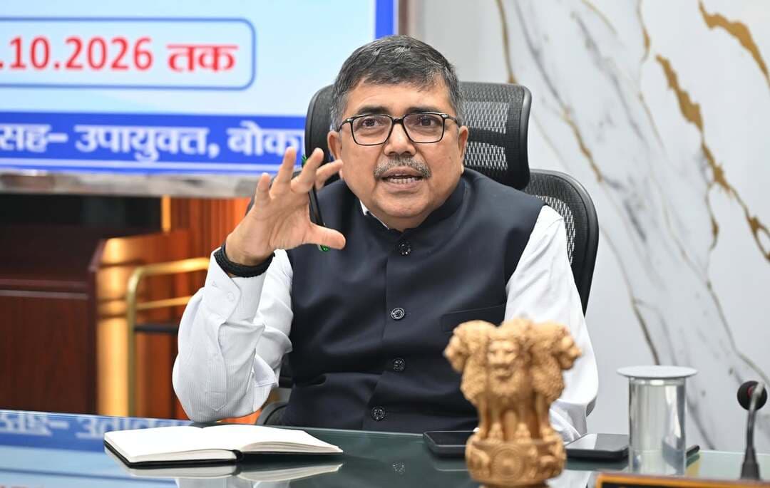 SIR-2026: मतदाताओं की मदद के लिए प्रखंडों में बनेंगे हेल्प सेंटर, लगेंगे विशेष शिविर
#bokaro #BokaroNews
बोकारो: मतदाता सूची के विशेष गहन पुनरीक्षण SIR-2026 को लेकर जिला प्रशासन ने तैयारियां तेज कर दी हैं। समाहरणालय में डीईओ-सह-डीसी अजय नाथ झा की अध्यक्षता में हुई समीक्षा बैठक में मतदाताओं की समस्याओं के समाधान और प्रक्रिया को सुचारू बनाने के लिए कई अहम निर्देश दिए गए।
##प्रखंड स्तर पर खुलेंगे हेल्प सेंटर
मतदाता सूची से जुड़ी समस्याओं और दस्तावेजों की कमी को दूर करने के लिए प्रखंड स्तर पर **हेल्प सेंटर** बनाए जाएंगे। जरूरत के अनुसार एक से अधिक हेल्प सेंटर भी स्थापित किए जा सकेंगे। यहां नागरिकों को आवश्यक दस्तावेजों और प्रक्रिया की जानकारी दी जाएगी।
**घर-घर पहुंचेंगे बीएलओ**
डीसी ने बीएलओ को घर-घर जाकर मतदाताओं से संपर्क करने और मतदाता सूची से संबंधित समस्याओं व दस्तावेजों की कमी की जानकारी लेने का निर्देश दिया। प्राप्त मामलों को संबंधित स्तर पर कार्रवाई के लिए भेजा जाएगा।
##समस्याग्रस्त इलाकों में विशेष शिविर
जिन क्षेत्रों में SIR-2026 से संबंधित अधिक समस्याएं सामने आएंगी, वहां **विशेष शिविर** लगाए जाएंगे। इन शिविरों में नागरिकों को प्रक्रिया और आवश्यक दस्तावेजों की जानकारी देने के साथ समस्याओं के समाधान में सहायता की जाएगी।
##अधिकारी करेंगे क्षेत्र भ्रमण
एईआरओ और अतिरिक्त एईआरओ को दोपहर बाद क्षेत्र भ्रमण कर बीएलओ के काम की निगरानी करने का निर्देश दिया गया है। वे घर-घर संपर्क, प्राप्त प्रपत्रों और नागरिकों की समस्याओं की स्थिति की समीक्षा करेंगे।
##राजनीतिक दलों और मीडिया से भी संवाद
जिला उप निर्वाचन पदाधिकारी को राजनीतिक दलों, मीडिया प्रतिनिधियों और अन्य संबंधित पक्षों के साथ बैठक करने का निर्देश दिया गया है, ताकि SIR-2026 की प्रक्रिया और तैयारियों की जानकारी साझा की जा सके तथा आवश्यक सुझाव प्राप्त किए जा सकें।
बैठक में अधिकारियों को पारदर्शिता, शुद्धता और निर्धारित प्रक्रिया का पालन सुनिश्चित करने के साथ बीएलओ, हेल्प सेंटर, एईआरओ, ईआरओ और अन्य निर्वाचन पदाधिकारियों के बीच बेहतर समन्वय पर जोर दिया गया।
#SIR2026 #bokaro #VoterList #BokaroNews #JharkhandNews #ElectionUpdate