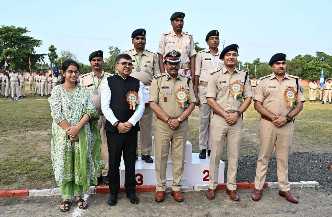 🎯 **जैप-04 ग्राउंड में शूटिंग प्रतियोगिता का समापन, पुलिसकर्मियों ने दिखाया दमखम**
बोकारो के जैप-04 ग्राउंड परिसर में आयोजित **23वीं झारखंड सशस्त्र पुलिस क्षेत्रीय शूटिंग प्रतियोगिता-2026** का सोमवार को समापन हुआ। समारोह में उत्तरी छोटानागपुर प्रक्षेत्र के आईजी **शैलेन्द्र कुमार सिन्हा** ने विभिन्न स्पर्धाओं के विजेताओं और प्रतिभागियों को मेडल व प्रशस्ति-पत्र देकर सम्मानित किया। मौके पर डीसी **अजय नाथ झा** और डीडीसी **शताब्दी मजूमदार** भी मौजूद रहे।
🏅 **अभ्यास और अनुशासन से मिलती है सफलता**
आईजी शैलेन्द्र कुमार सिन्हा ने कहा कि शूटिंग केवल लक्ष्य पर निशाना साधने तक सीमित नहीं है। इसमें **निरंतर अभ्यास, अनुशासन, एकाग्रता और कड़ी मेहनत** जरूरी है। उन्होंने प्रतियोगिता में सफल विजेताओं के साथ सभी प्रतिभागियों को बधाई दी।
💪 **फिटनेस पर डीसी का जोर**
डीसी अजय नाथ झा ने कहा कि पुलिसकर्मियों के लिए **शारीरिक फिटनेस और मानसिक दृढ़ता** बेहद जरूरी है। ऐसे आयोजन ड्यूटी की एकरसता दूर करने के साथ फिटनेस का नियमित आकलन करने का अवसर भी देते हैं।
उन्होंने पुलिसकर्मियों से हर परिस्थिति के लिए तैयार रहने और अपने स्वास्थ्य व फिटनेस का विशेष ध्यान रखने की अपील की। डीसी ने अगली प्रतियोगिताओं में **महिला पुलिसकर्मियों की अधिक भागीदारी** की उम्मीद भी जताई।
#bokaro #JharkhandPolice #ShootingCompetition #JAP4 #PoliceFitness #BokaroNews #Jharkhand
पूरा लेख पढ़ने के लिए नीचे दिए लिंक पर क्लिक करें।