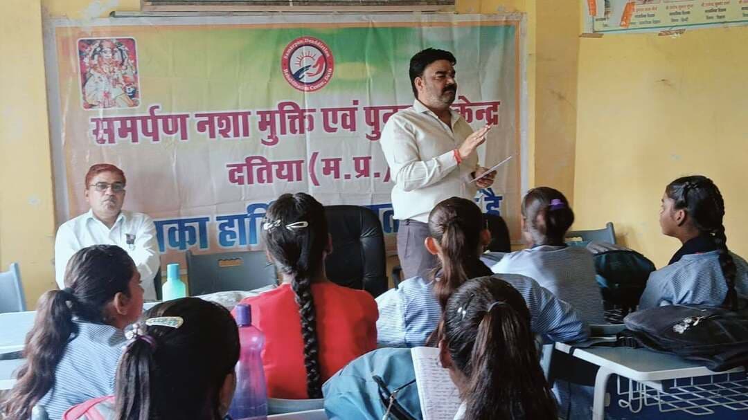 सेवा संकल्प अभियान-2026 एवं नशामुक्त भारत अभियान की छठवीं वर्षगांठ पर नोनेर हाई स्कूल में नशामुक्ति जागरूकता कार्यक्रम आयोजित किया गया।
विद्यार्थियों को नशे के दुष्परिणामों की जानकारी देकर नशामुक्ति की शपथ दिलाई गई। इस अवसर पर छात्रा खुशी कुशवाहा, ग्राम पंचायत कामर को जागरूकता एवं अनुकरणीय पहल के लिए पुरस्कृत किया गया।
📞 नशामुक्ति हेल्पलाइन: 14446 | मानस: 1933
#CMMadhyaPradesh #JansamparkMP #दतिया
#SevaSankalpAbhiyan #Datia #सेवा_संकल्प_अभियान