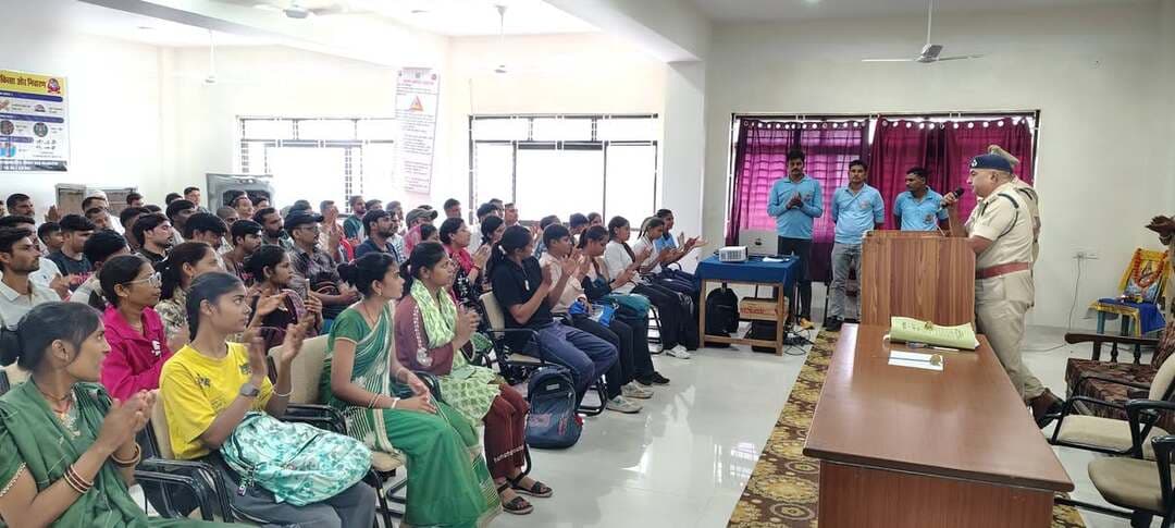 आपदा मित्र वालंटियर्स का 7 दिवसीय प्रशिक्षण
होमगार्ड #दतिया के लेक्चर हॉल में आपदा मित्र वालंटियर्स के 7 दिवसीय प्रशिक्षण आयोजित किया गया।प्रशिक्षण में प्रतिभागियों को आपदा प्रबंधन एवं राहत-बचाव कार्यों से जुड़ी महत्वपूर्ण जानकारी दी गई।
प्रथम दिवस आपदा प्रबंधन, आपदा प्रबंधन अधिनियम-2005, सिविल डिफेंस, जल आपदा एवं आपदा मित्रों के कर्तव्यों पर प्रशिक्षण दिया गया।
सात दिवसीय प्रशिक्षण में प्रतिभागियों को सैद्धांतिक एवं व्यवहारिक प्रशिक्षण होमगार्ड, एसडीआरएफ अधिकारियों एवं गेस्ट फैकल्टी द्वारा प्रदान किया जा रहा है।
#datia #CMMadhyaPradesh #JansamparkMP #MadhyaPradesh #AapdaMitra #DisasterManagement #SDRF