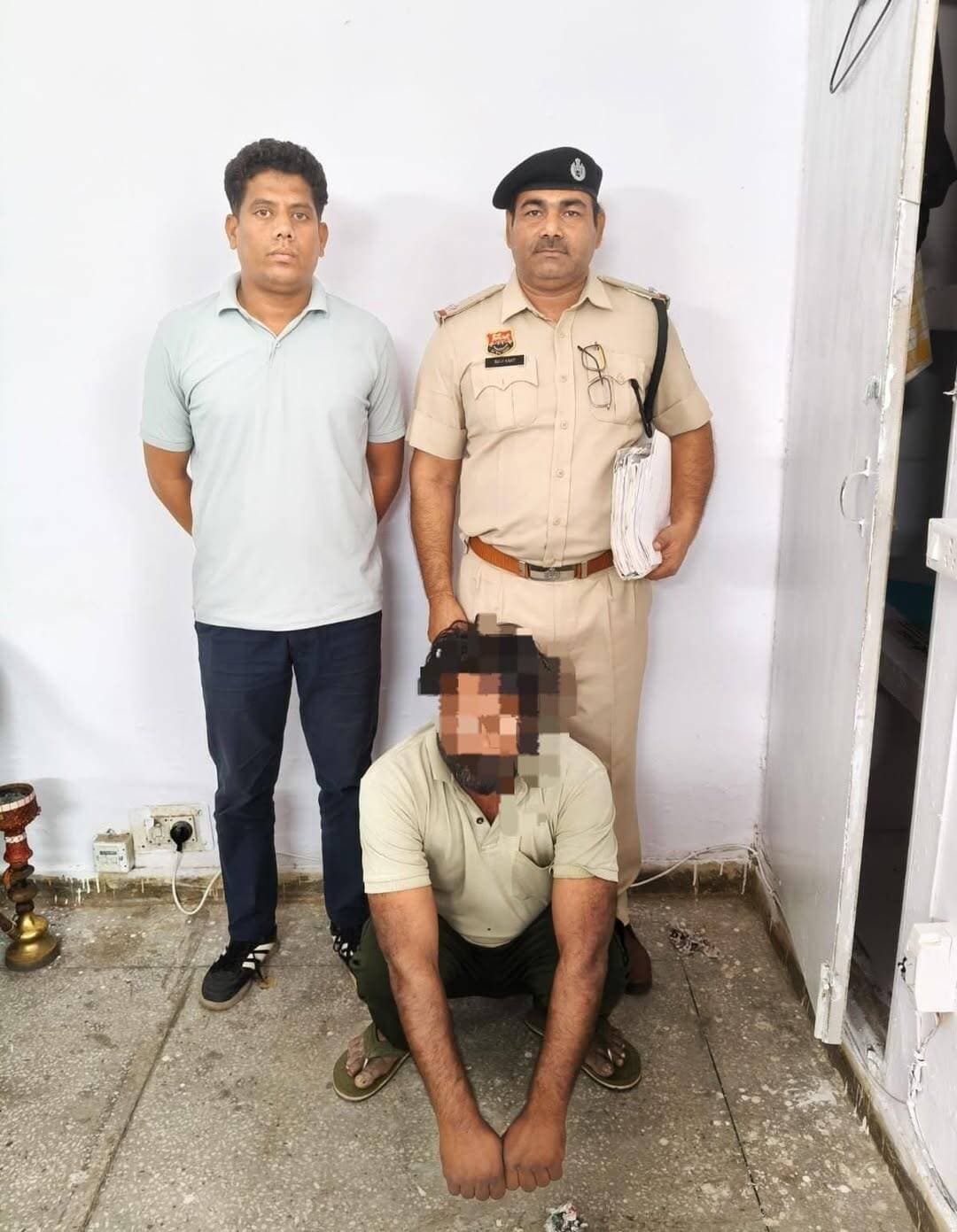 फर्जी आईपीएस अधिकारी बनकर युवक से ठगे 20 लाख, चौथा आरोपी काबू
रेवाड़ी समाचार पंकज कुमार
: फर्जी आईपीएस अधिकारी बनकर साइबर ठगी करने के मामले में साइबर थाना रेवाड़ी पुलिस ने एक और आरोपी को गिरफ्तार किया है। आरोपी की पहचान राजस्थान के जिला भरतपुर के गांव पालड़ी निवासी सद्दीक उर्फ गूल्लू के रूप में हुई है। पुलिस इस मामले में तीन आरोपियों को पहले ही गिरफ्तार कर चुकी है।
जांचकर्ता ने बताया कि 13 मई 2023 को यादव नगर के बलबीर सिंह ने अपनी शिकायत में बताया था कि उसके पास 7 मई 2023 को एक अनजान नंबर से फोन आया था। फोन करने वाले ने खुद को दिल्ली के द्वारका के सेक्टर-16 से क्राइम ब्रांच का आईपीएस अधिकारी राठौड़ बताते हुए कहा कि उसका एक अश्लील वीडियो यूट्यूब पर वायरल हो रहा है। उसके खिलाफ केस दर्ज किया गया है। अगर उसने मीडिया से संपर्क करके वीडियो डिलीट नहीं कराया, तो उसके खिलाफ कार्रवाई की जाएगी। जिस पर उसने कहा कि वह किसी मीडिया वाले को नहीं जानता है, तो आरोपी ने उसे एक नंबर उपलब्ध कराया। उस नंबर पर संपर्क करने पर अपने आप को मीडियाकर्मी बताते हुए उस व्यक्ति ने वीडियो डिलीट करने के लिए शुरुआत में 12100/- रुपये एक नंबर पर ट्रांसफर करने को कहा। जिस पर उसने बताए नंबर पर यह राशि ट्रांसफर कर दी। इसके बाद आरोपियों ने उसे लगातार अपने जाल में फंसाए रखा और उससे कुल 19 लाख 76 हजार 600 रुपए अलग-अलग खातों में ट्रांसफर करवा लिए। जिस पर पुलिस ने साइबर थाना रेवाड़ी में ठगी का मामला दर्ज करके मामले में संलिप्त तीन आरोपी जिला नूंह के गांव महू चोपड़ा निवासी साबीर, राजस्थान के जिला डिंग के गांव उचकी निवासी राहुल व राजस्थान के जिला भरतपुर के गांव लाडलाका निवासी अजरुदीन को पहले ही गिरफ्तार कर लिया था। जो इस मामले में पुलिस ने शनिवार को मामले में संलिप्त एक और आरोपी राजस्थान के जिला भरतपुर के गांव पालडी निवासी सद्दीक उर्फ गूल्लू को भी गिरफ्तार कर लिया है। पुलिस ने आरोपी को पेश अदालत कर न्यायिक हिरासत में भेज दिया है। पुलिस द्वारा इस मामले में अन्य आरोपियों की गिरफ्तारी भी जल्द की जाएगी।