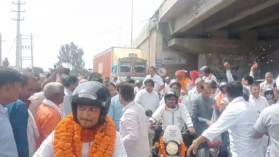 रेवाड़ी ब्रेकिंग
वडनगर से वाराणसी सेवा यात्रा(रूट नंबर 7) का खेड़ा बेरियर से रेवाड़ी जिला बावल में प्रवेश पर जगह जगह भव्य स्वागत। विधायक डा. कृष्ण कुमार, भाजपा जिला अध्यक्ष डा. वंदना पोपली, जिला प्रभारी प्रो मदन लाल गोयल और पूर्व मंत्री डॉ बनवारी लाल ने स्वागत किया।