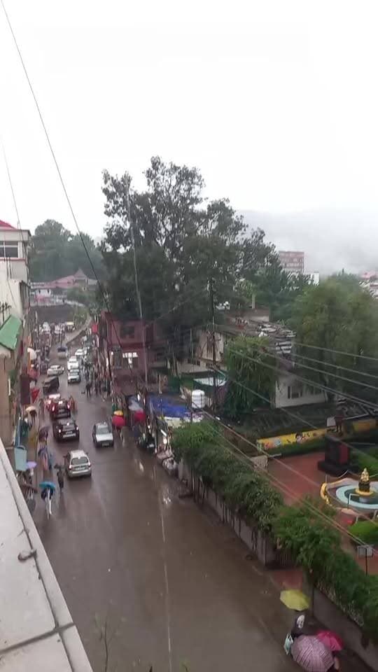 Solan में बदला मौसम का मिजाज बारिश के बाद लोगों को हुआ ठंड का एहसास गर्म वस्त्र निकले।