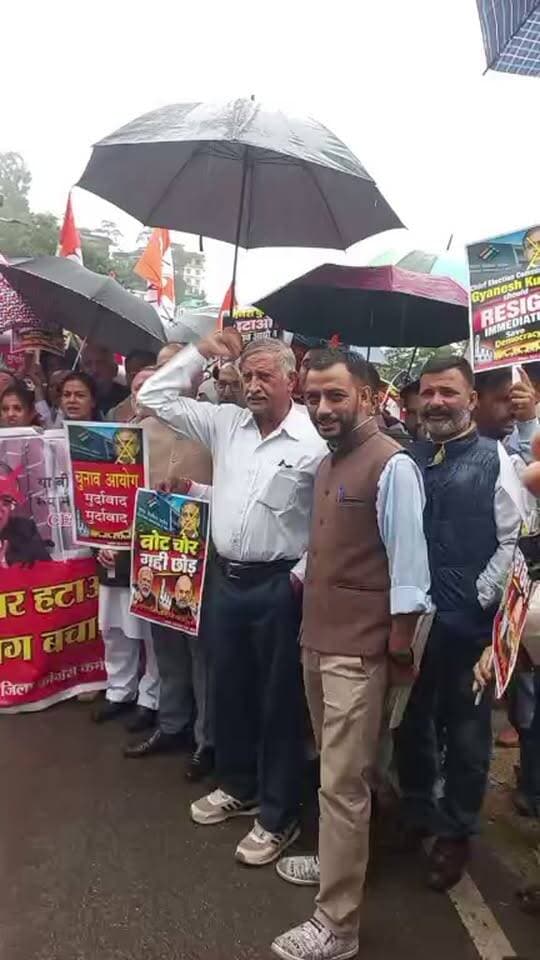 Solan में चुनाव आयोग के खिलाफ सोलन में कांग्रेस का प्रदर्शन