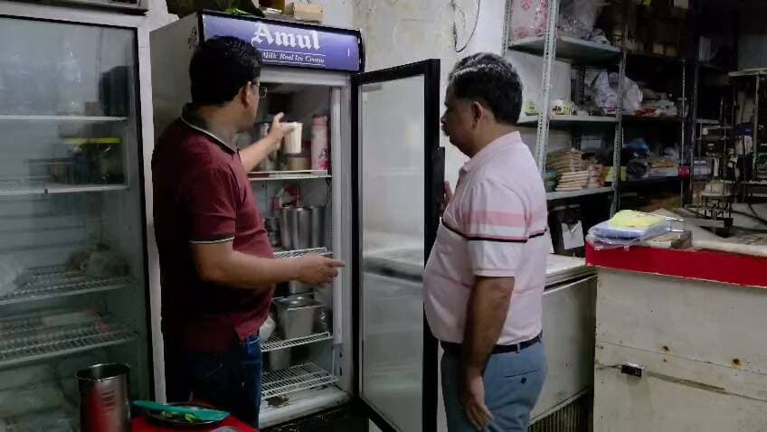 हरिद्वार में खाद्य विभाग का छापा, तेल-आइसक्रीम के सैंपल लिए