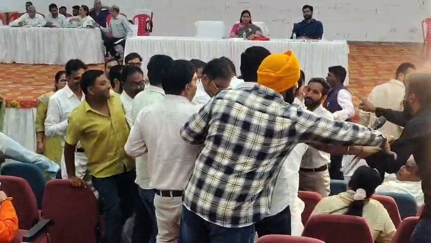 हरिद्वार नगर निगम की बोर्ड बैठक में पुराने प्रस्तावों को लेकर कांग्रेस पार्षदों ने प्रतियां जलाकर जमकर हंगामा और नारेबाजी की, जिससे बैठक की कार्यवाही प्रभावित हुई।